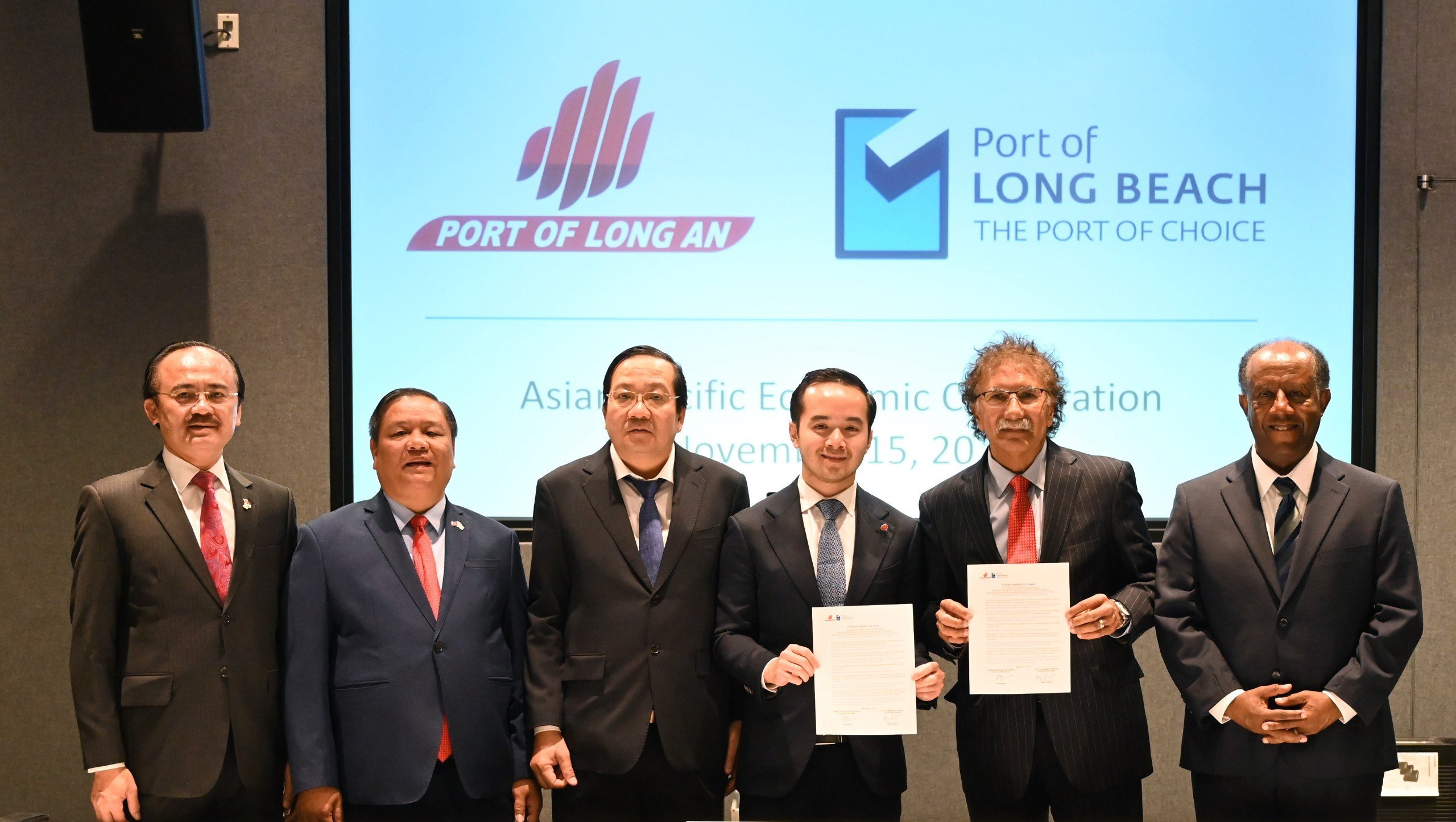 Đại diện cảng quốc tế Long An và đại diện cảng Long Beach ký kết và trao LOI cho nhau, chính thức thiết lập quan hệ hợp tác.