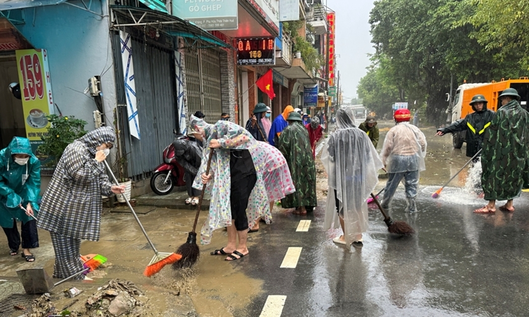 Ngày 17/11, gần 200 đoàn viên, thanh niên cùng lực lượng chức năng có mặt tại tuyến đường Huỳnh Thúc Kháng, phường Đông Ba, thành phố Huế từ sớm để hỗ trợ dọn dẹp bùn đất sau mưa lũ.