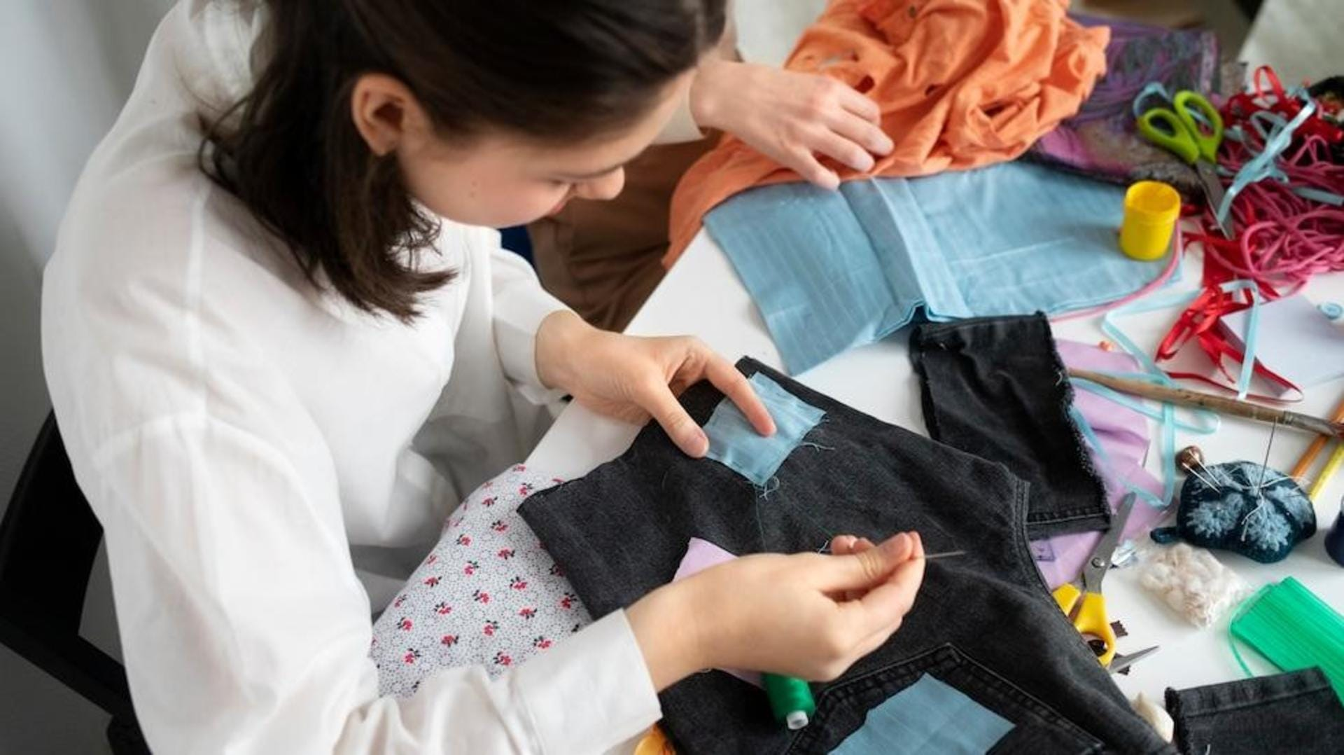 Chính phủ Pháp áp dụng là hoàn tiền cho những người đem quần áo và giày dép cũ đi sửa chữa và làm mới.