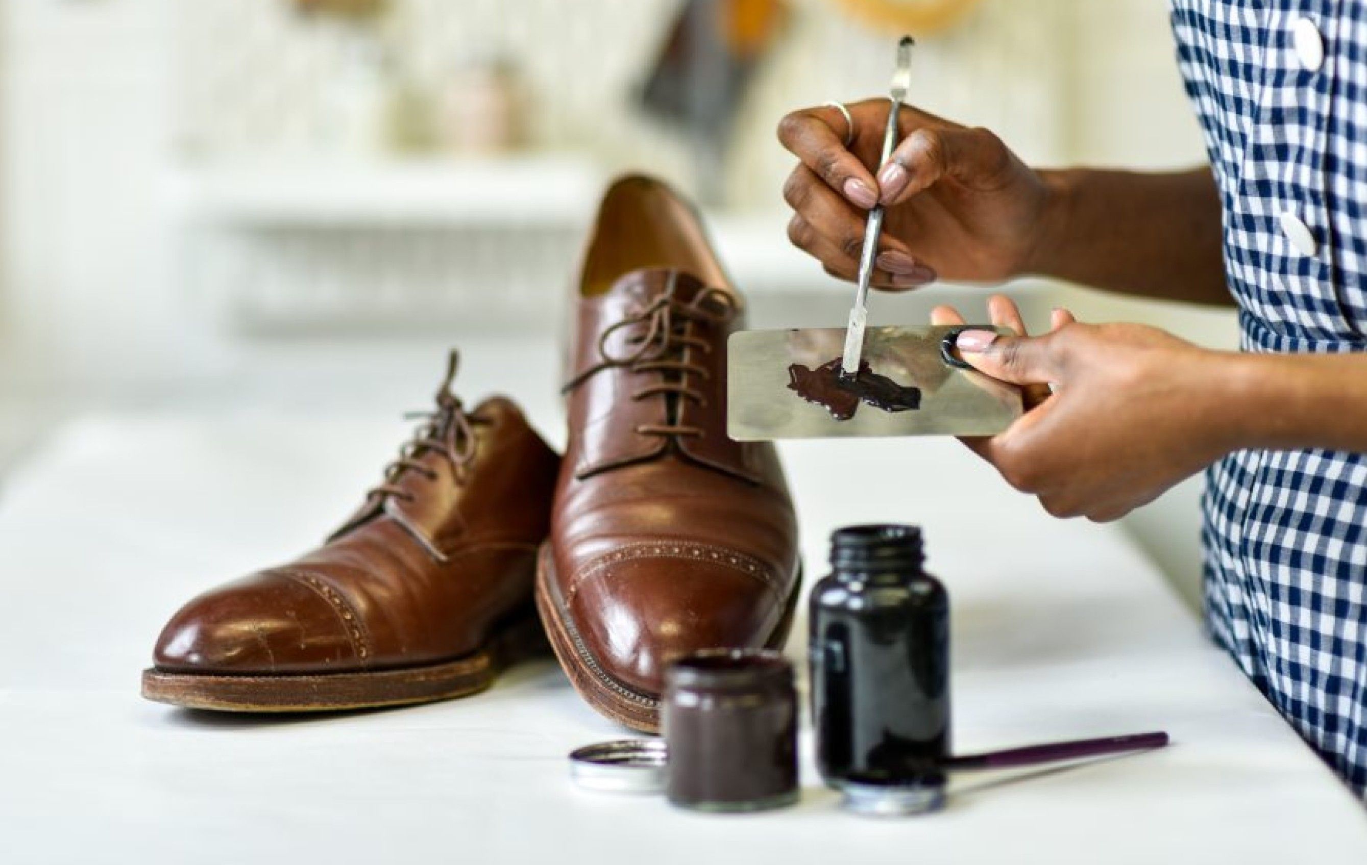 Tại Ph&aacute;p. kh&aacute;ch h&agrave;ng c&oacute; thể y&ecirc;u cầu hỗ trợ 7 euro cho việc sửa đế gi&agrave;y v&agrave; 10 đến 25 euro cho việc sửa chữa quần &aacute;o.