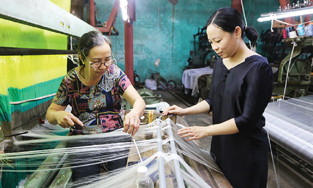 Nghề dệt lụa đang yếu sức cạnh tranh.
