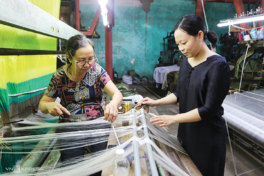 Nghề dệt lụa đang yếu sức cạnh tranh.