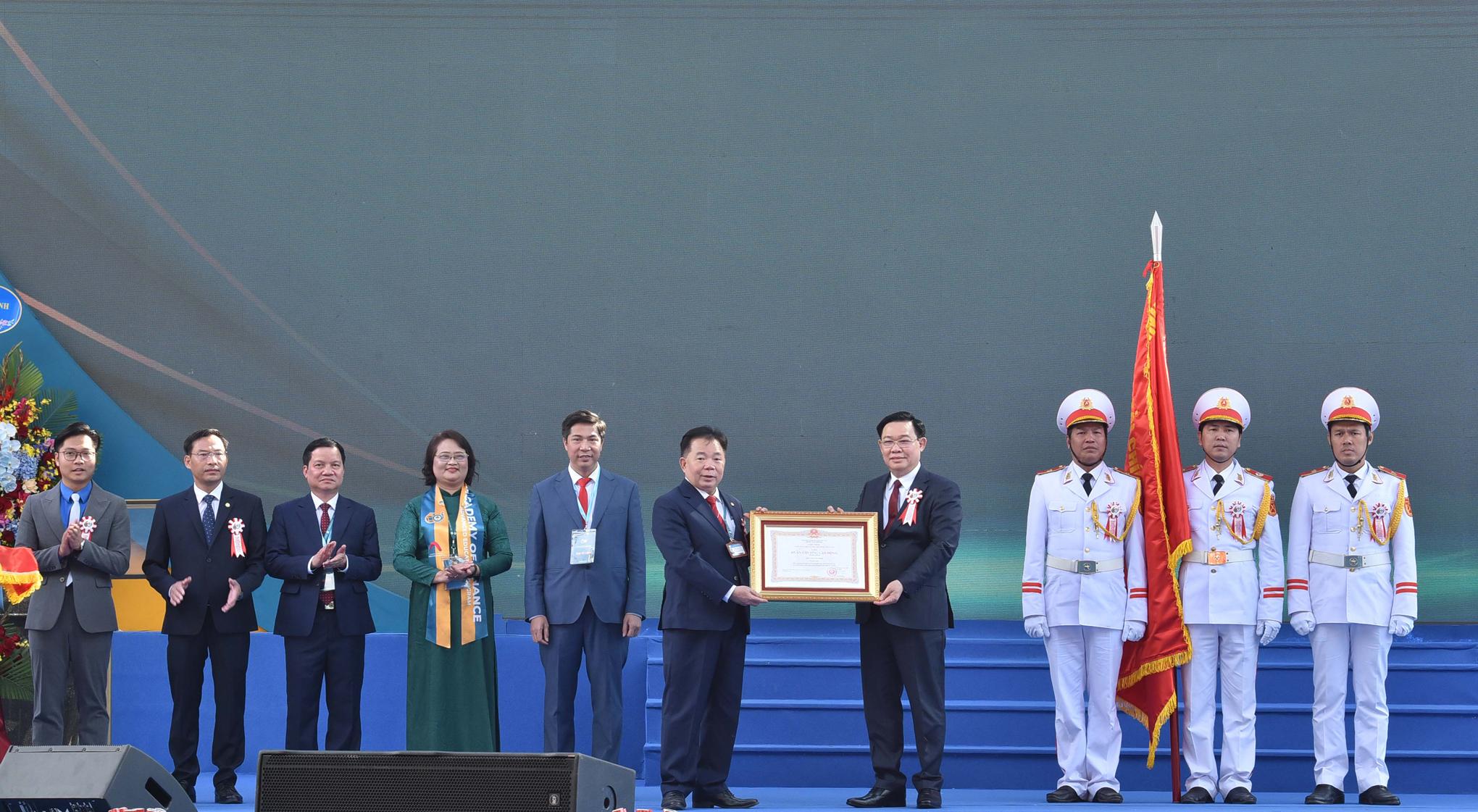 Chủ tịch Quốc hội Vương Đình Huệ trao Huân chương Lao động hạng Nhất lần thứ 3 cho Học viện Tài chính. Ảnh: ĐBND.