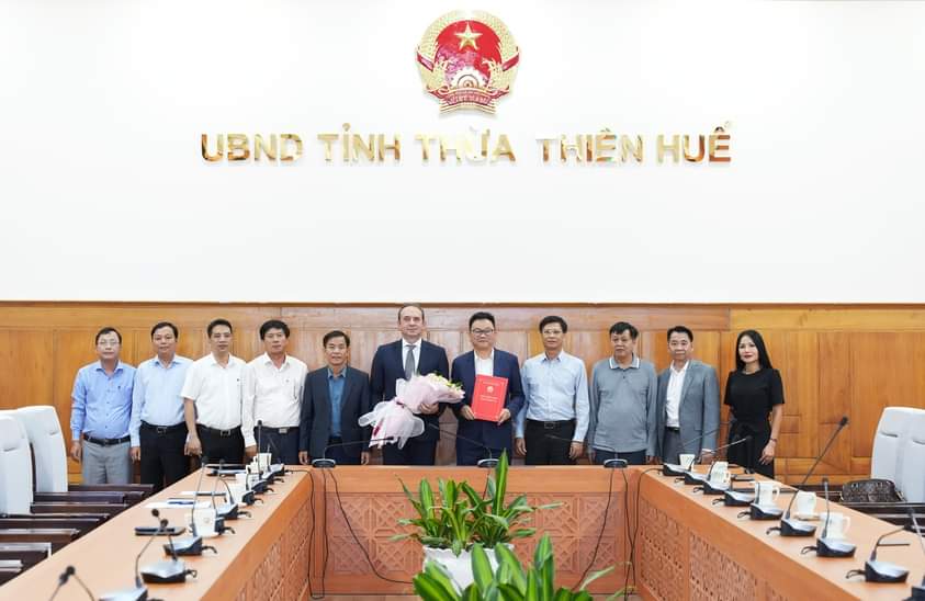 Tỉnh Thừa Thiên Huế trao giấy chứng nhận đầu tư dự án nhà máy chế biến cát thạch anh công nghệ cao Creanza, ngày 14/11 vừa qua