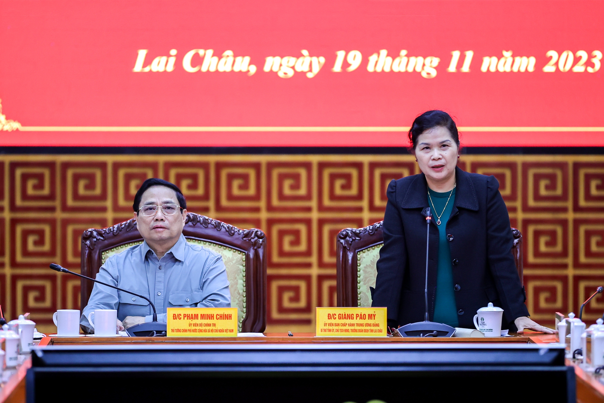 Bí thư Tỉnh ủy, Chủ tịch HĐND tỉnh, Trưởng Đoàn Đại biểu Quốc hội tỉnh Lai Châu Giàng Páo Mỷ báo cáo tại cuộc làm việc. Ảnh: VGP.