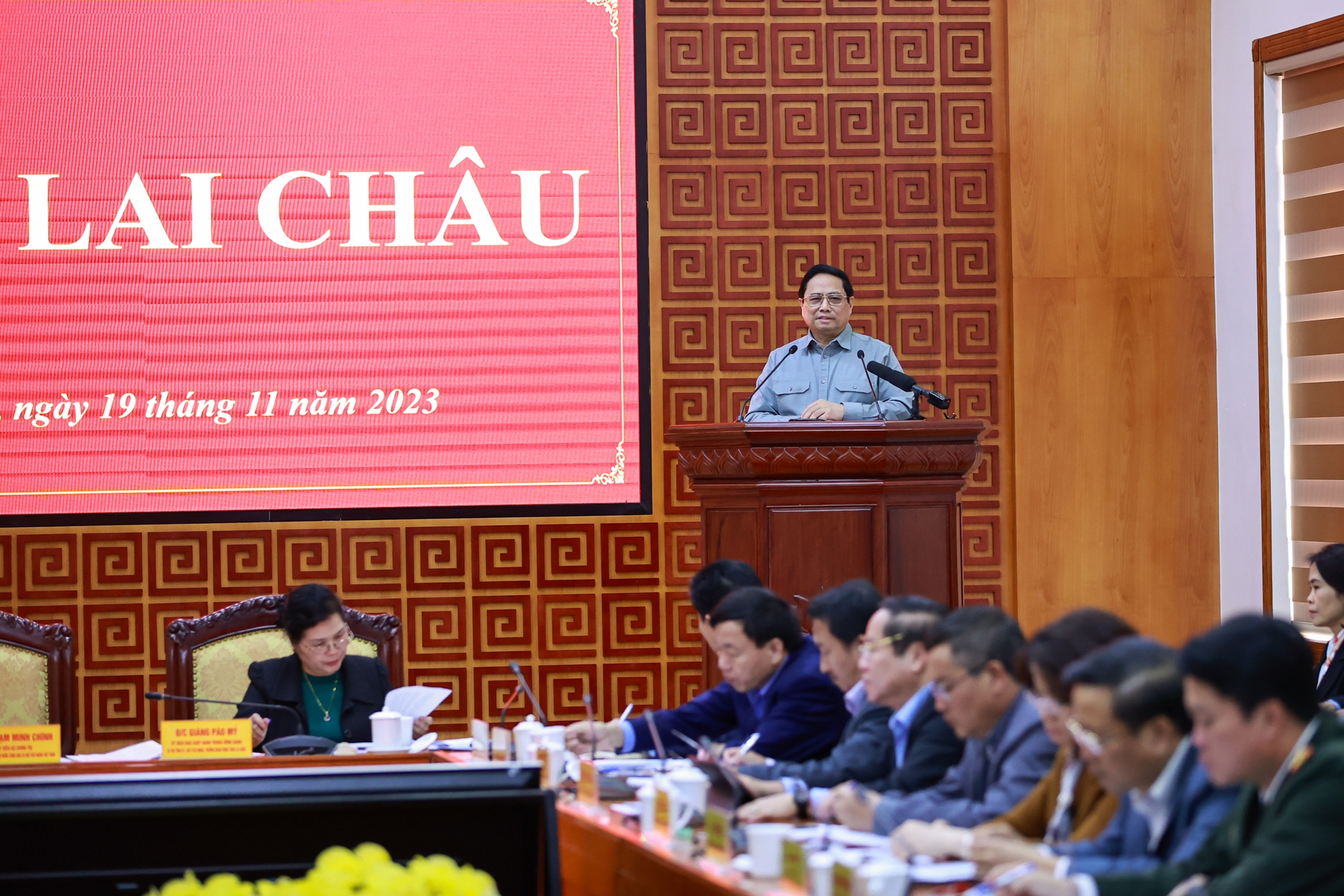 Thủ tướng Phạm Minh Chính ghi nhận, biểu dương nỗ lực và kết quả đạt được của Đảng bộ, chính quyền, quân và dân tỉnh Lai Châu. Ảnh: VGP.