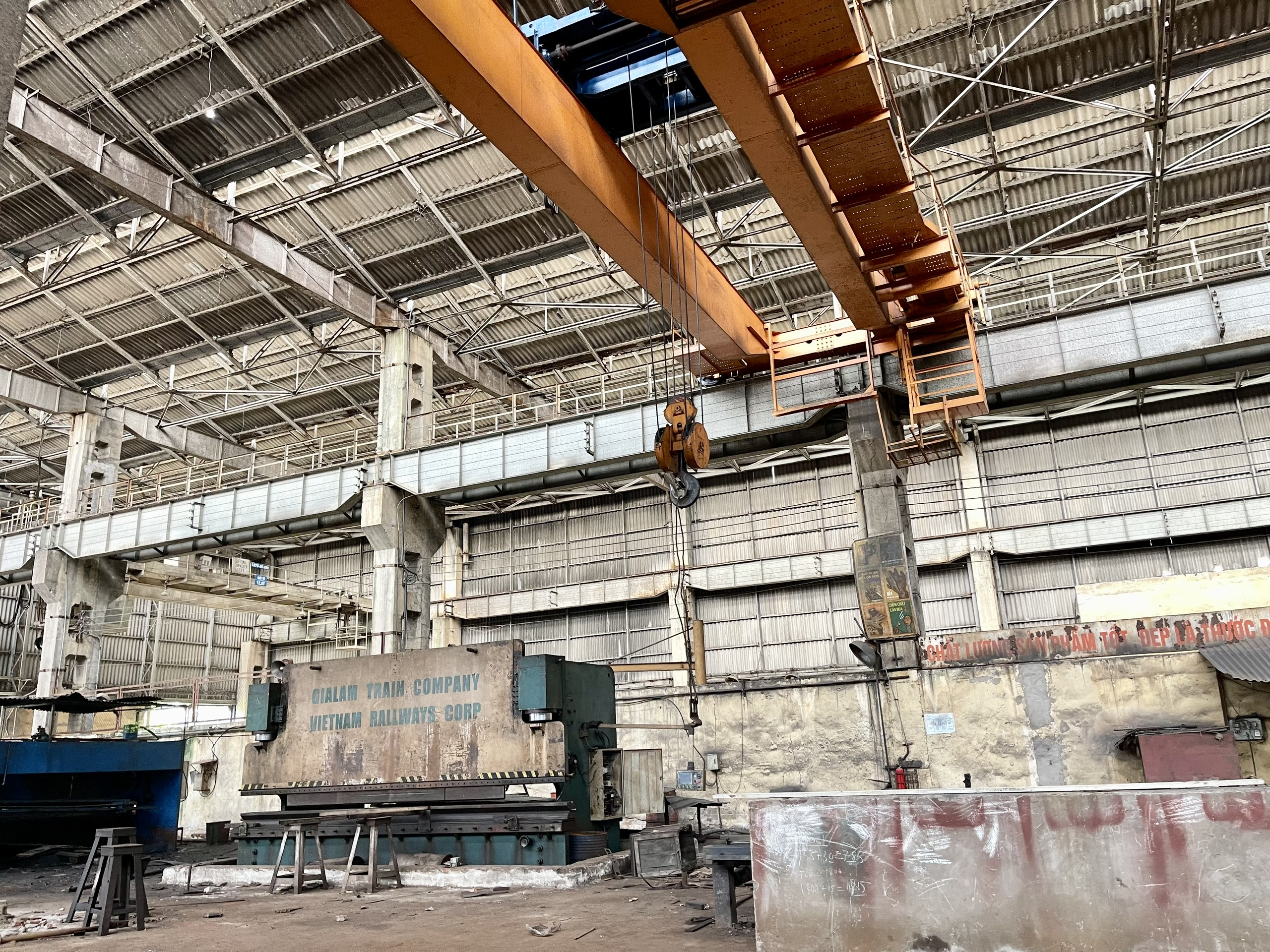 Những dấu tích của thời gian tại một góc nhà máy.