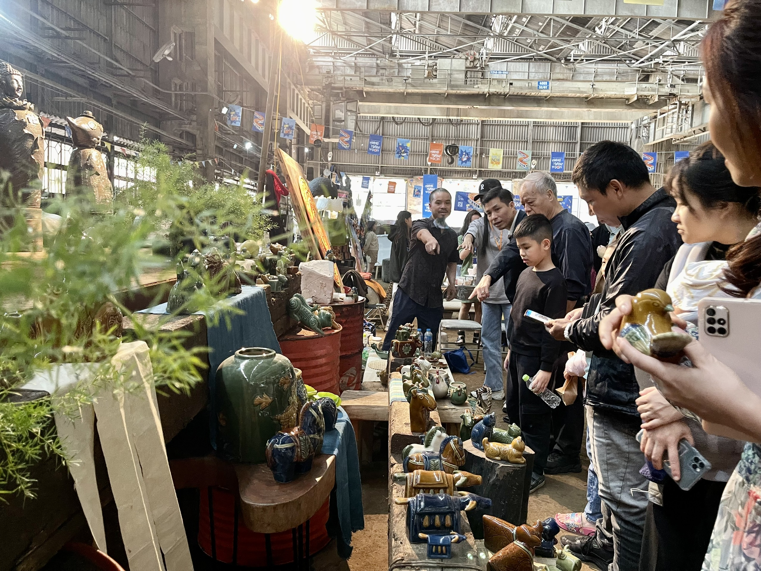 Hội chợ thủ c&ocirc;ng - nghệ thuật &ldquo;Makers Market - The Dots&rdquo; được tổ chức bởi Hanoi Indie Troupe quy tụ nhiều nh&atilde;n h&agrave;ng c&oacute; tiếng trong cộng đồng s&aacute;ng tạo. Hội chợ c&oacute; quy m&ocirc; lớn hơn v&agrave;o cuối tuần tới 25 - 26/11 tại nh&agrave; m&aacute;y.