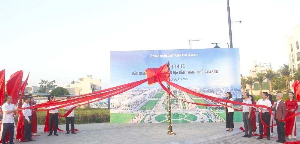Các đại biểu thực hiện nghi thức gắn biển tên Đại lộ Đông Sơn