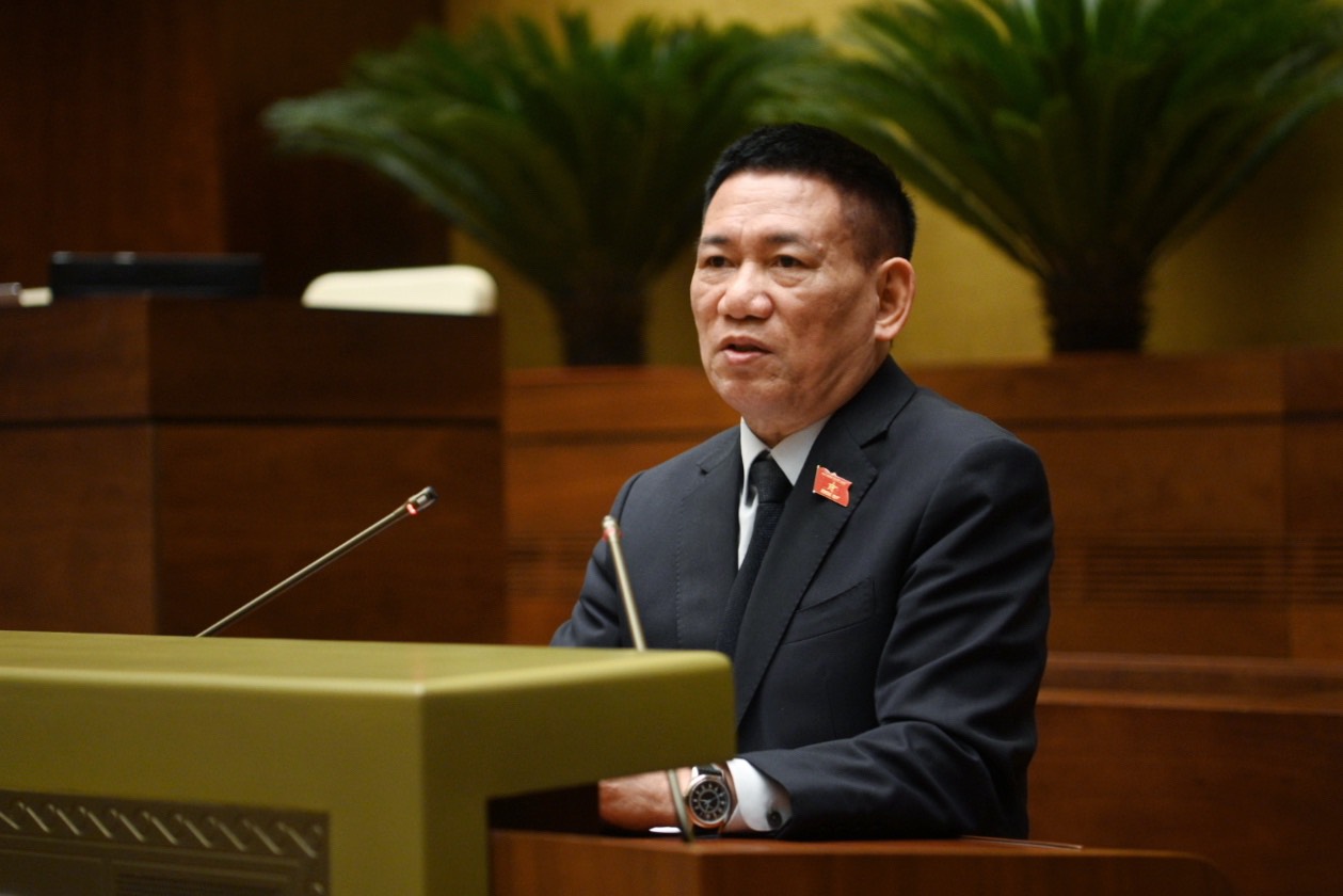 Bộ trưởng Bộ Tài chính Hồ Đức Phớc, cho biết dự kiến số giảm thu ngân sách nhà nước khoảng 4,175 nghìn tỷ/tháng, nếu áp dụng trong 6 tháng đầu năm 2024 thì tương đương khoảng 25 nghìn tỷ đồng - Ảnh: Quochoi.vn.