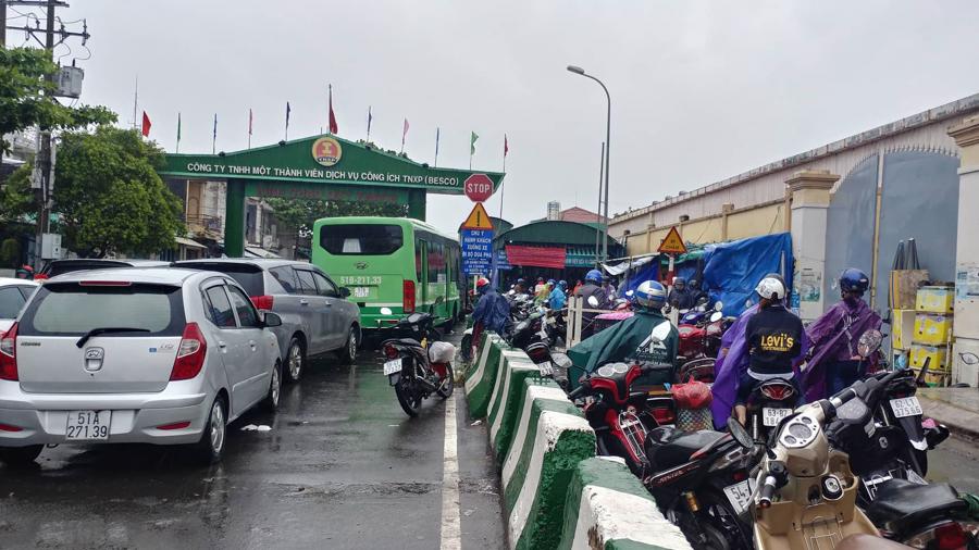 Hiện nay, ph&agrave; B&igrave;nh Kh&aacute;nh tr&ecirc;n tuyến độc đạo nối trung t&acirc;m TP.HCM với huyện Cần Giờ lu&ocirc;n qu&aacute; tải. Ảnh: Hồ L&ecirc;.