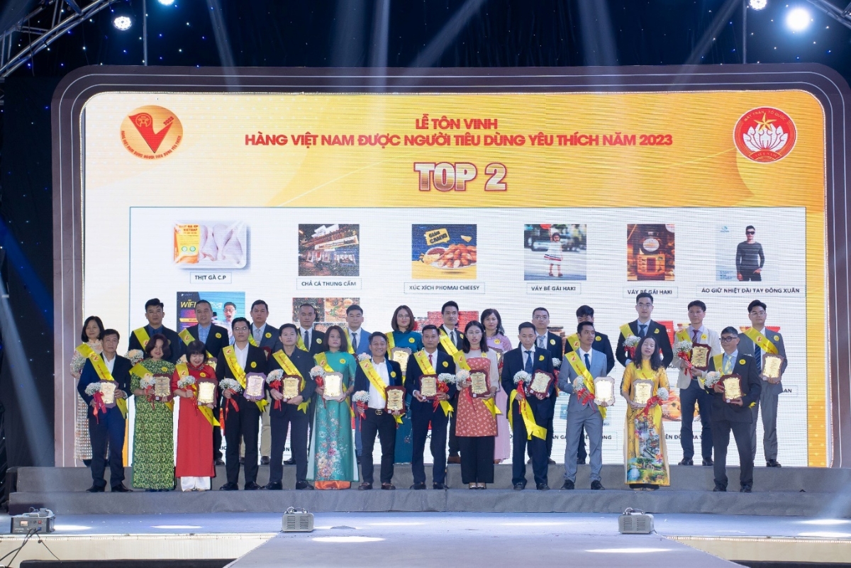 &Ocirc;ng B&ugrave;i Trọng Đạt - Manager Marketing- Đại diện C&ocirc;ng ty CP Daesang Đức Việt l&ecirc;n nhận bằng khen của Ban tổ chức.