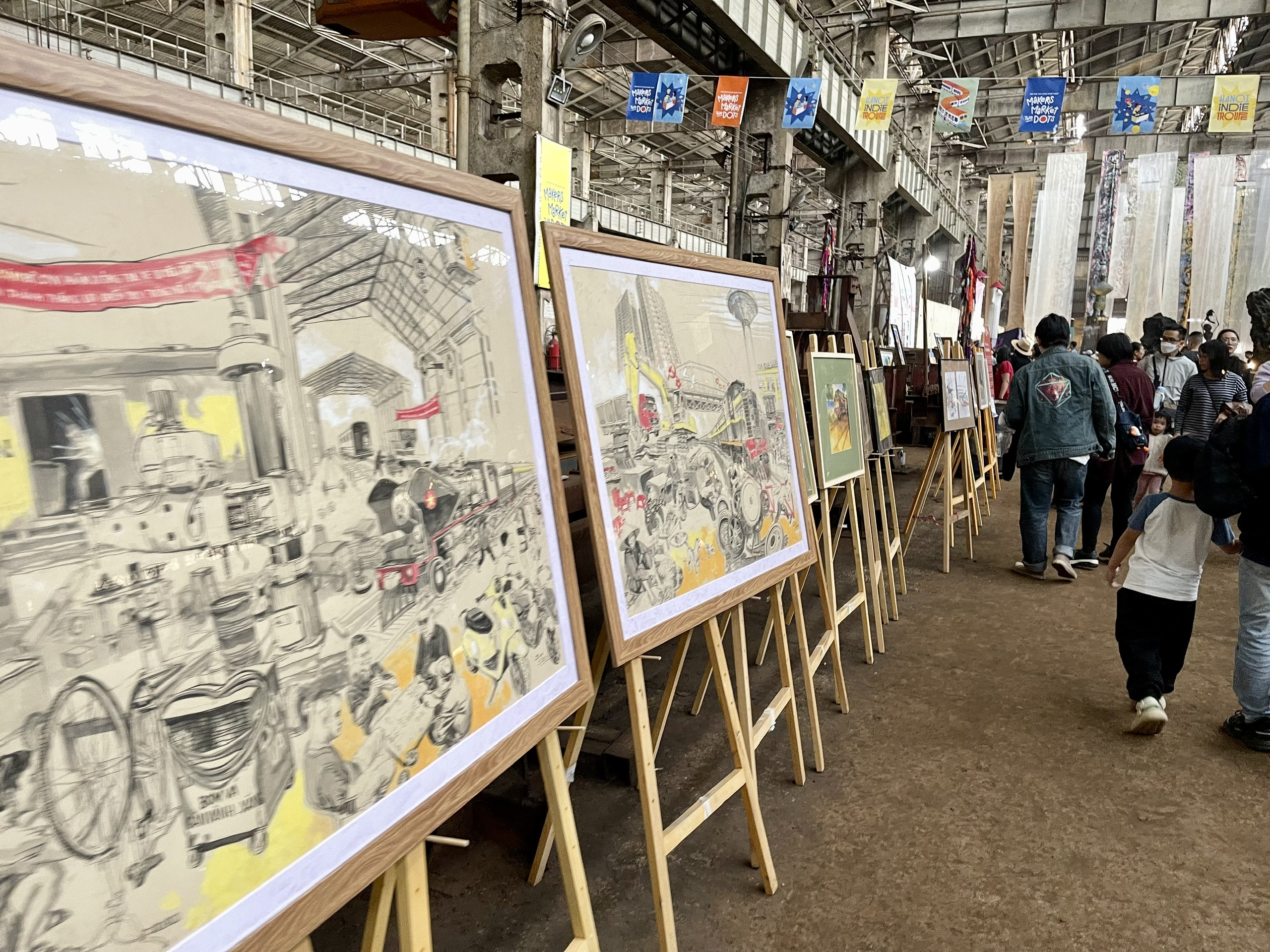 Khi bước v&agrave;o khu trưng b&agrave;y K&yacute; họa Nh&agrave; m&aacute;y xe lửa Gia L&acirc;m, người d&acirc;n sẽ bắt gặp những khung cảnh đặc trưng: c&aacute;c toa t&agrave;u rỉ s&eacute;t, hệ thống ph&acirc;n xưởng, gi&agrave;n m&aacute;y m&oacute;c hay th&aacute;p nước đồ sộ, nhuốm m&agrave;u thời gian&hellip;, qua gần 50 bức k&yacute; họa được thể hiện bởi sinh vi&ecirc;n Trường Đại học Mỹ thuật C&ocirc;ng nghiệp.