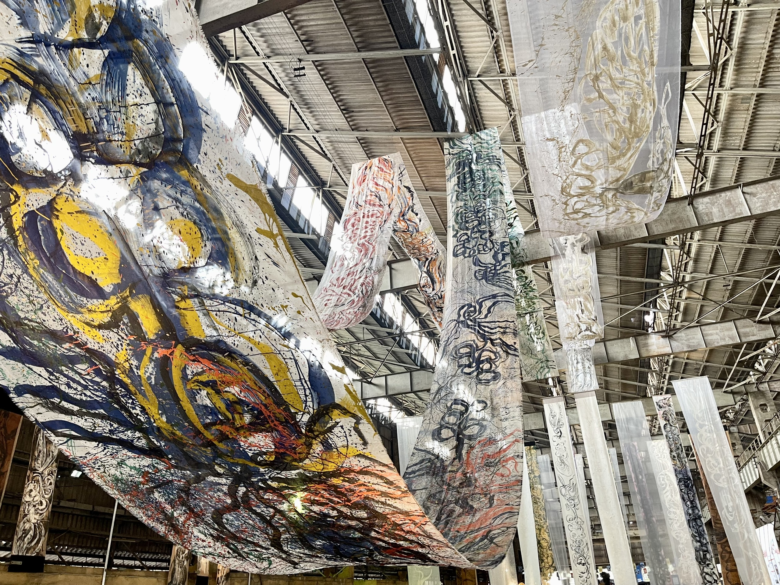 Triển l&atilde;m &ldquo;Tiếng gọi&rdquo; , với 2000m lụa v&agrave; 15 t&aacute;c phẩm của hoạ sỹ Thu Trần tại ph&acirc;n Xưởng 3B1 khiến nhiều du kh&aacute;ch kh&ocirc;ng khỏi cho&aacute;ng ngợp.