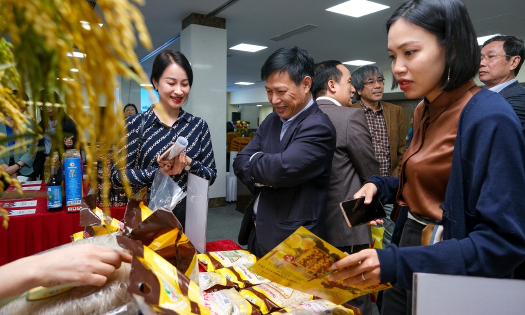 Các sản phẩm đặc trưng của Hải Phòng được trưng bày bên lề Hội nghị “Kết nối sản xuất và tiêu thụ sản phẩm miền núi, vùng sâu, vùng xa và hải đảo”