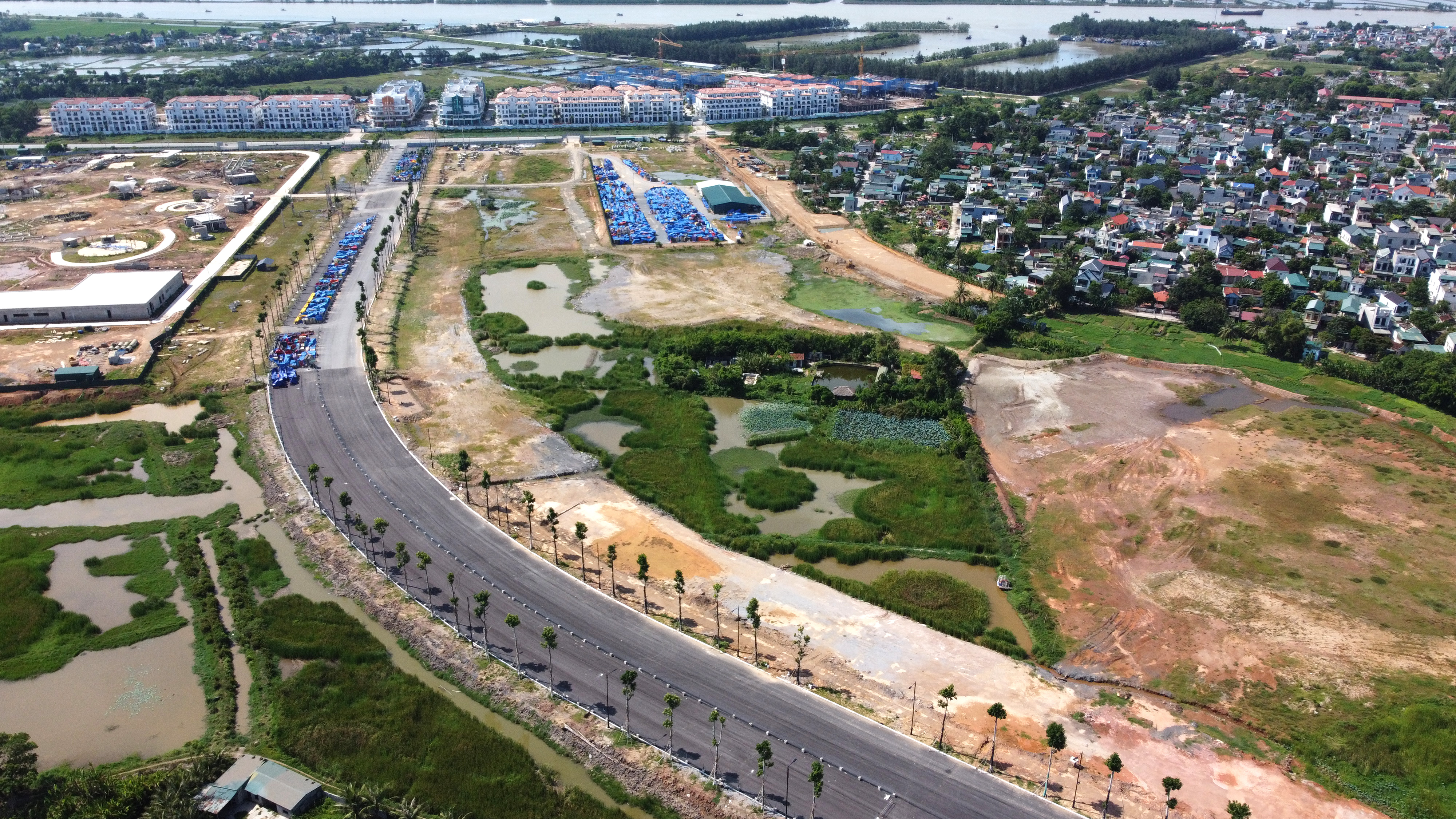 Điểm cuối Đại lộ Đ&ocirc;ng Sơn l&agrave; đường Trần Nh&acirc;n T&ocirc;ng, phường Quảng Tiến, giao với c&aacute;c tuyến đường: Thanh Ni&ecirc;n, Nguyễn Du, Ng&ocirc; Quyền, Trần Hương Đạo v&agrave; kết th&uacute;c tại đường Trần Nh&acirc;n T&ocirc;ng, th&agrave;nh phố Sầm Sơn