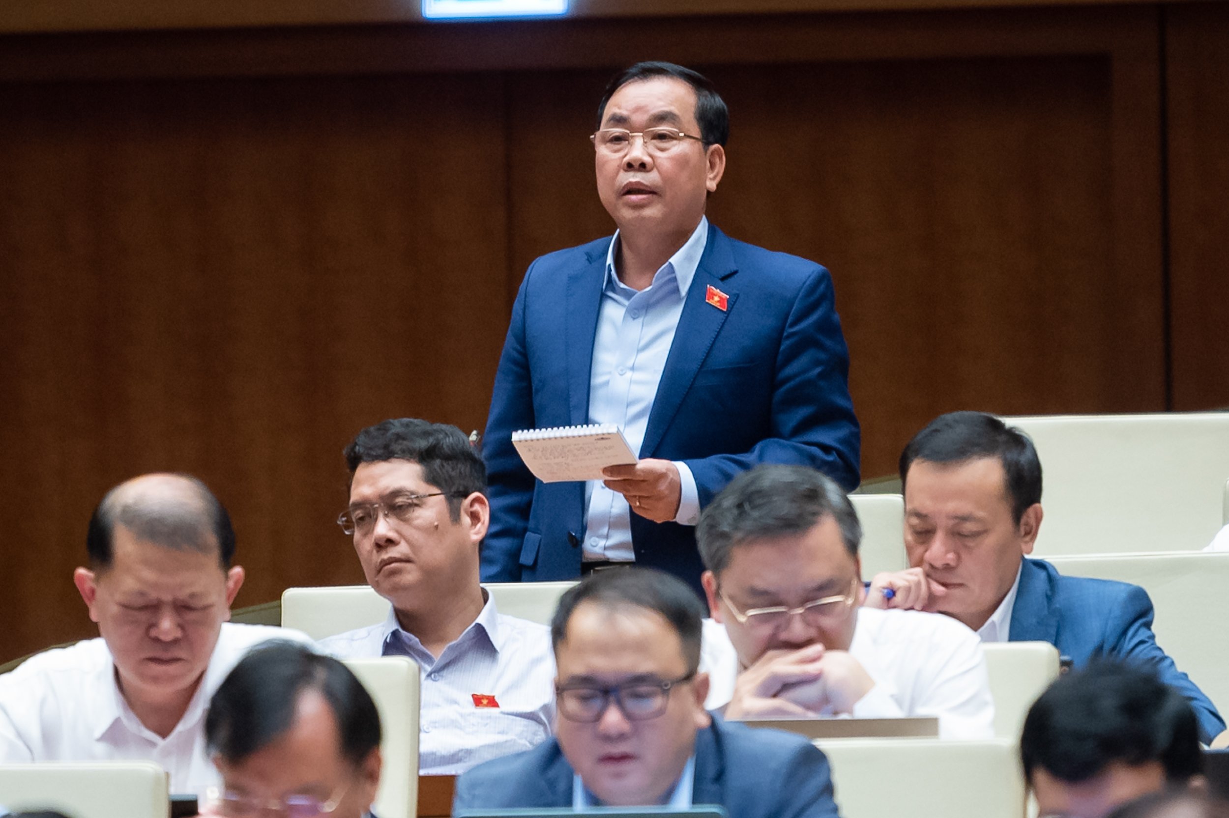 Đại biểu Nguyễn Quang Hu&acirc;n, đo&agrave;n B&igrave;nh Dương, ph&aacute;t biểu &yacute; kiến tại hội trường chiều ng&agrave;y 20/11/2023 (Ảnh:quochoi.vn).