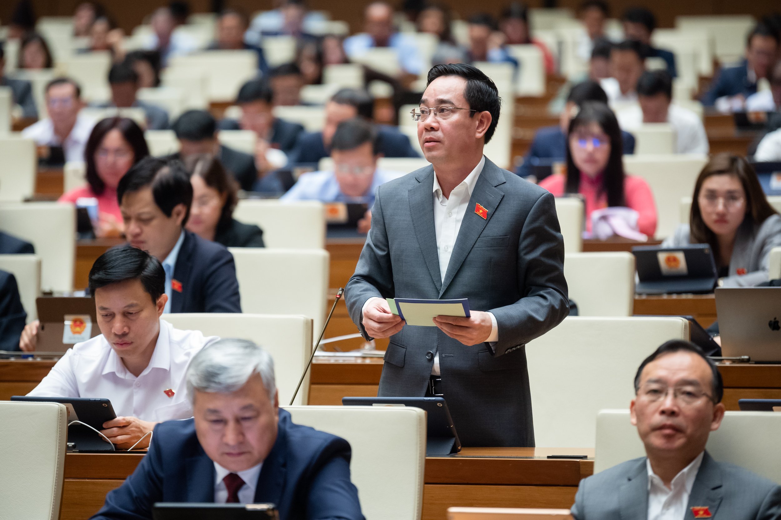 Đại biểu Nguyễn Văn Huy kiến nghị Chính phủ chỉ đạo Bộ Kế hoạch và Đầu tư sớm tham mưu trình để cơ quan có thẩm quyền quyết định đưa dạy thêm, học thêm vào danh mục ngành nghề kinh doanh có điều kiện.