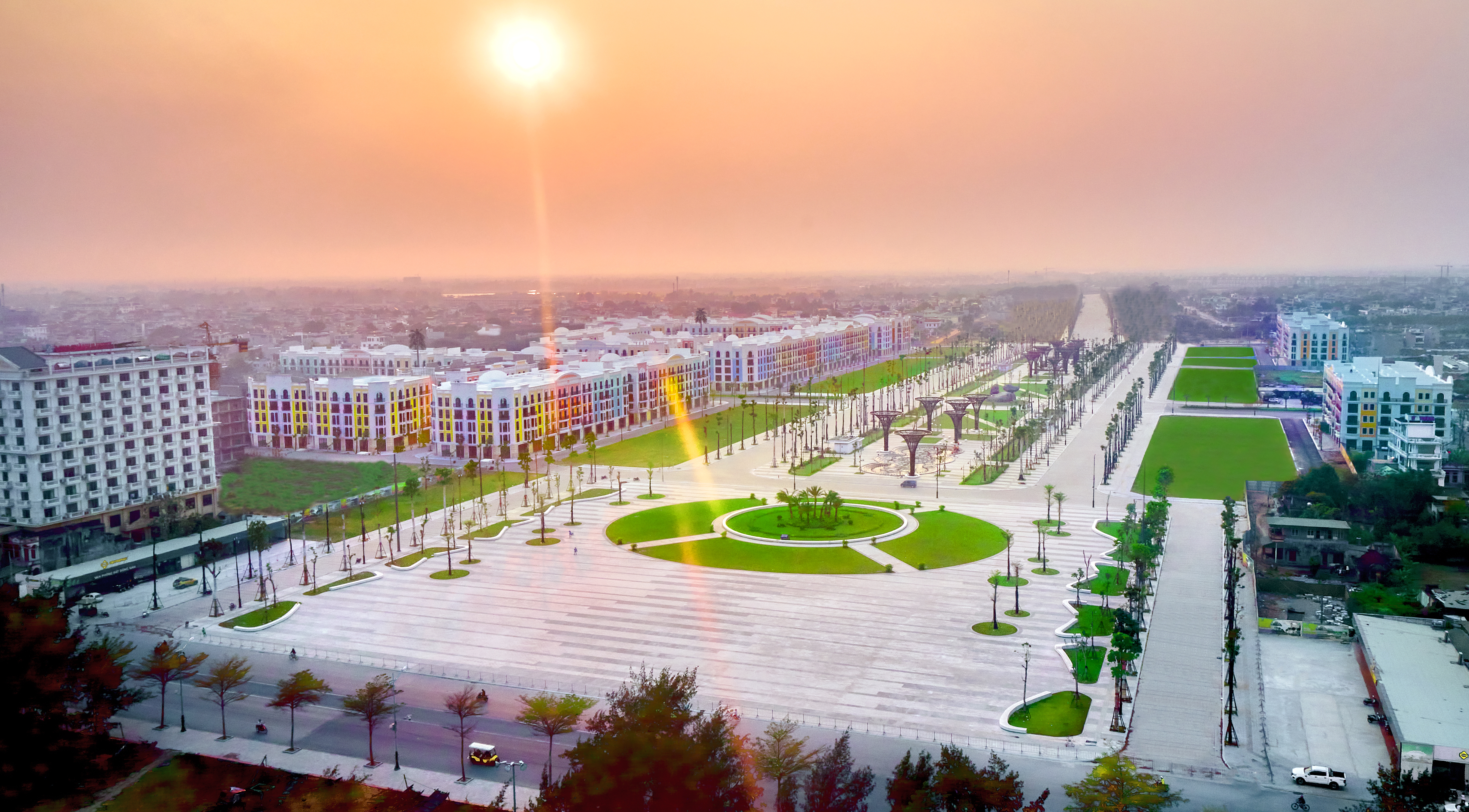 Điểm đầu của Đại lộ Đông Sơn giao với đường Hồ Xuân Hương với điểm nhấn của tổ hợp Dự án Quảng trường biển và trục cảnh quan lễ hội thành phố Sầm Sơn
