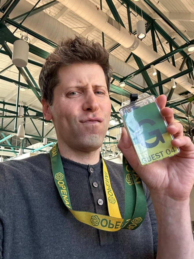 Bức ảnh Sam Altman đeo thẻ khách khi vào tòa nhà OpenAI hôm Chủ Nhật, anh đã đăng bức ảnh trên X, cho biết 