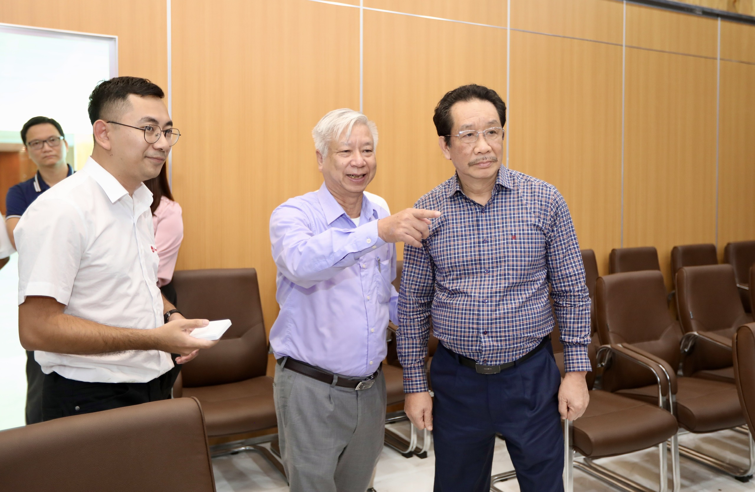 Ông Đào Quang Bính, Tổng giám đốc - Tổng thư ký Tòa soạn Tạp chí Kinh tế Việt Nam (người đứng giữa) giới thiệu với Lãnh đạo Công ty Rạng Đông về Trung tâm Truyền thông doanh nghiệp của VnEconomy.