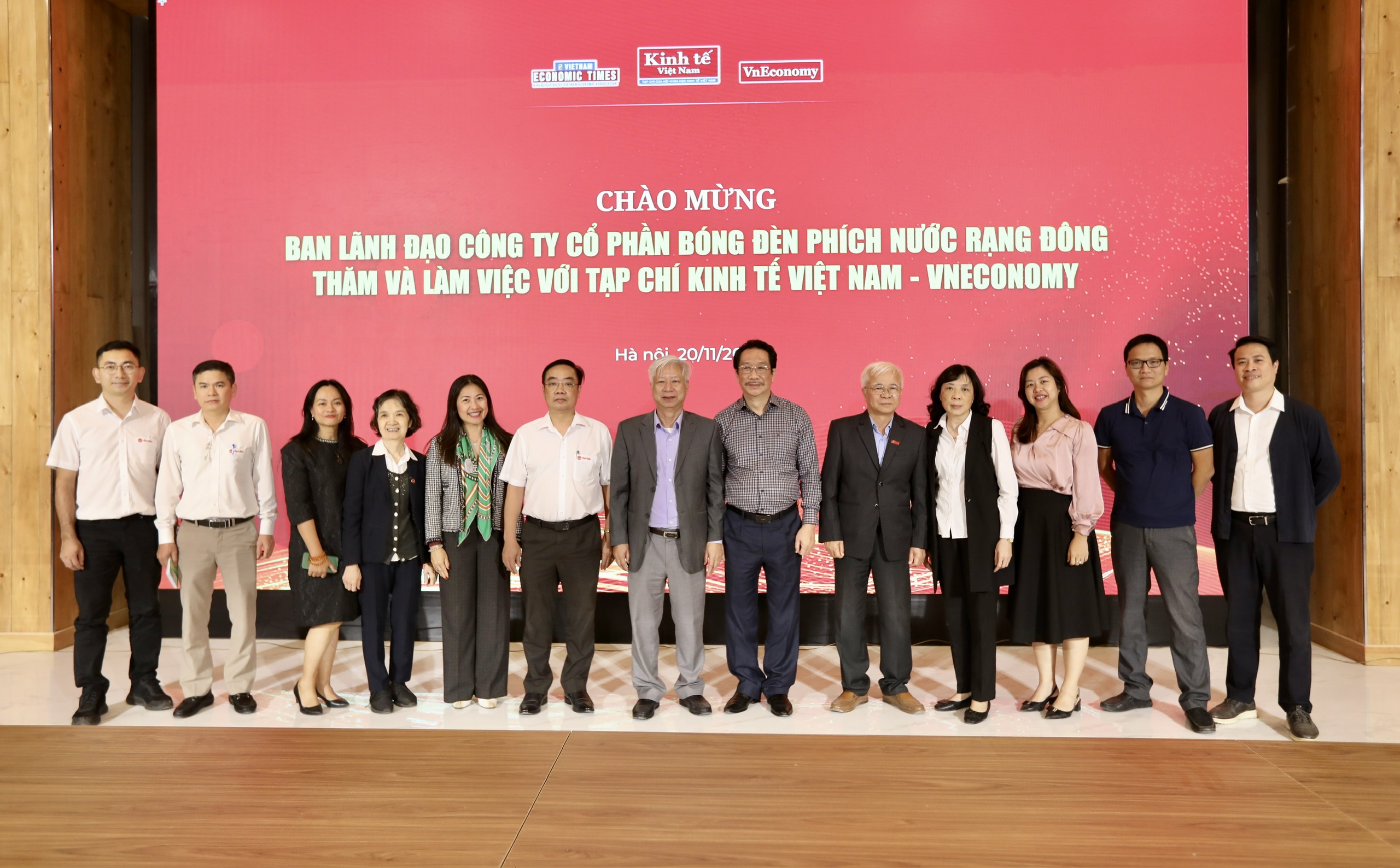 Ban l&atilde;nh đạo C&ocirc;ng ty Cổ phần B&oacute;ng đ&egrave;n Ph&iacute;ch nước Rạng Đ&ocirc;ng thăm quan, chụp ảnh lưu niệm c&ugrave;ng Tạp ch&iacute; Kinh tế Việt Nam tại Trung t&acirc;m Truyền th&ocirc;ng Doanh nghiệp.&nbsp;