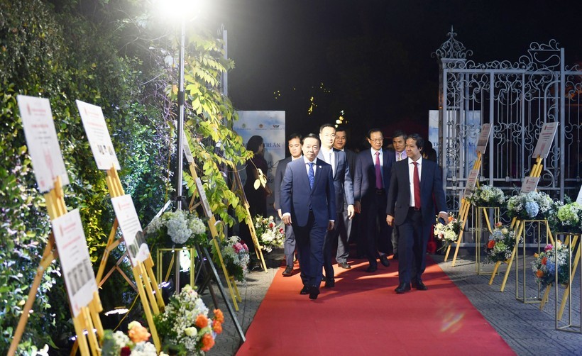 Ph&oacute; Thủ tướng Ch&iacute;nh phủ Trần Hồng H&agrave;, Bộ trưởng Bộ GD&ĐT Nguyễn Kim Sơn v&agrave; c&aacute;c đại biểu đến dự chương tr&igrave;nh 