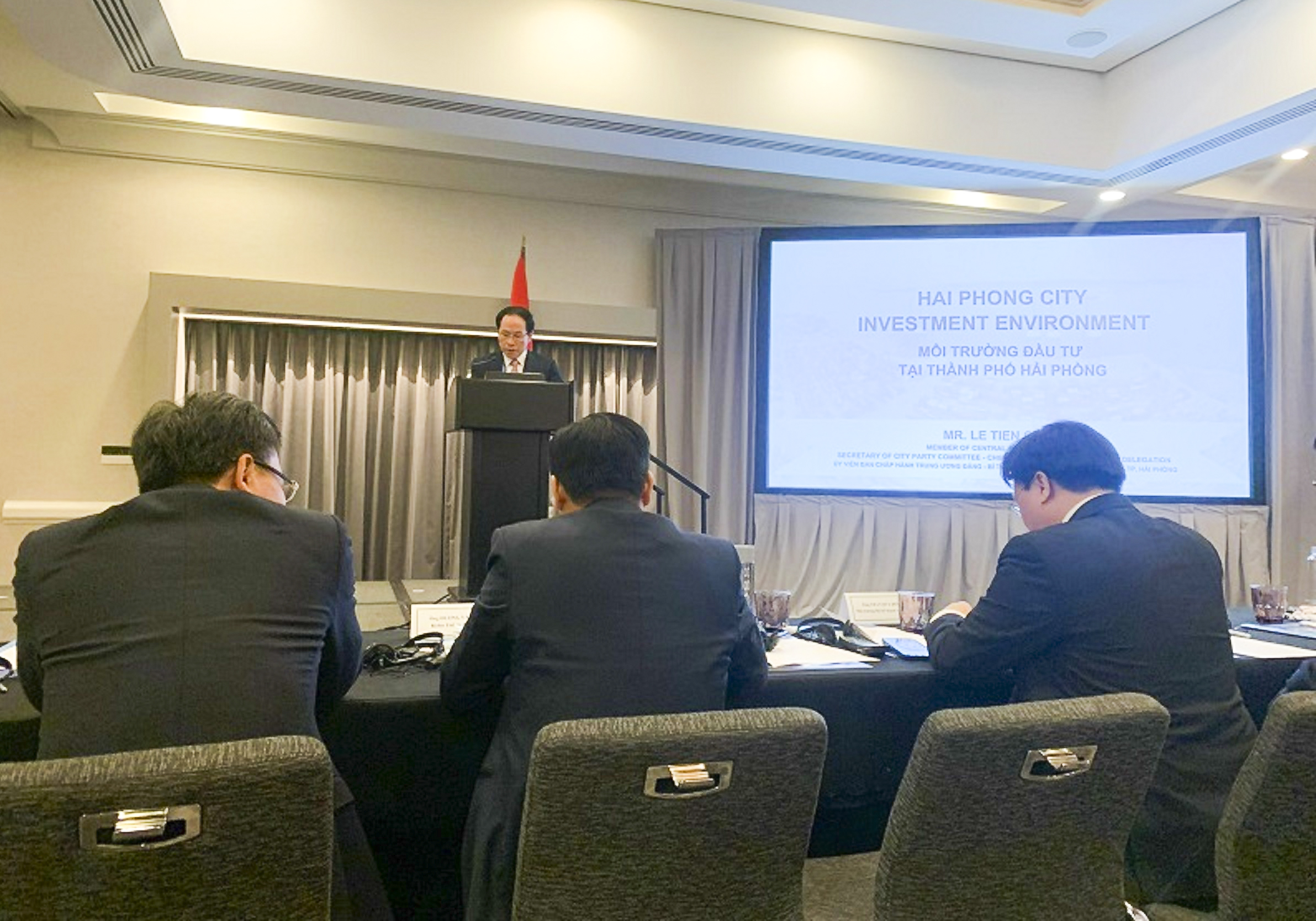 Ông Lê Tiến Châu Bí thư Thành ủy Hải Phòng giới thiệu về thành phố Hải Phòng với các nhà đầu tư Hoa Kỳ