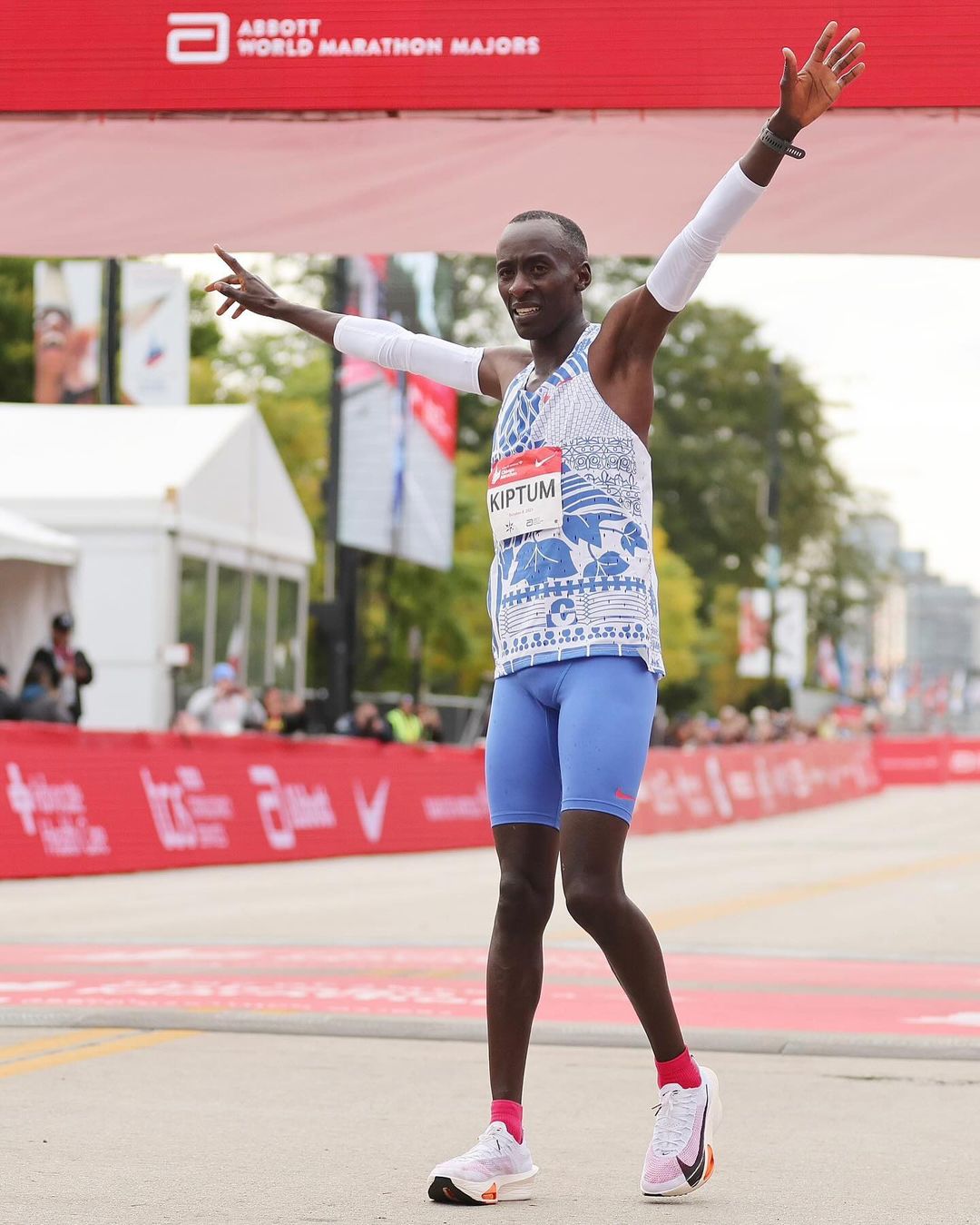 Vận động vi&ecirc;n marathon Kelvin Kiptum lập kỷ lục thế giới khi mang phi&ecirc;n bản mới của mẫu Alphafly 3.