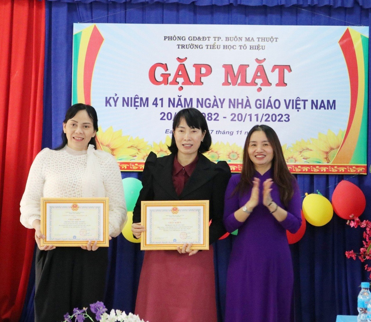 Đại diện lãnh đạo Bảo hiểm x&atilde; hội tỉnh Đắk Lắk trao tặng Gi&acirc;́y khen tặng tập th&ecirc;̉ Trường Ti&ecirc;̉u học T&ocirc; Hiệu (TP. Bu&ocirc;n Ma Thuột) và c&ocirc; gi&aacute;o Đoàn Thị Tuy&ecirc;́t Y&ecirc;́n &ndash; Hiệu trưởng nhà trường. Ảnh - BHXH Việt Nam.