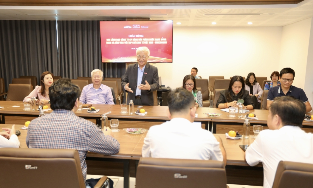 TS. Chử Văn Lâm, Tổng biên tập Tạp chí Kinh tế Việt Nam phát biểu tại buổi gặp mặt. Ảnh: Việt Dũng.