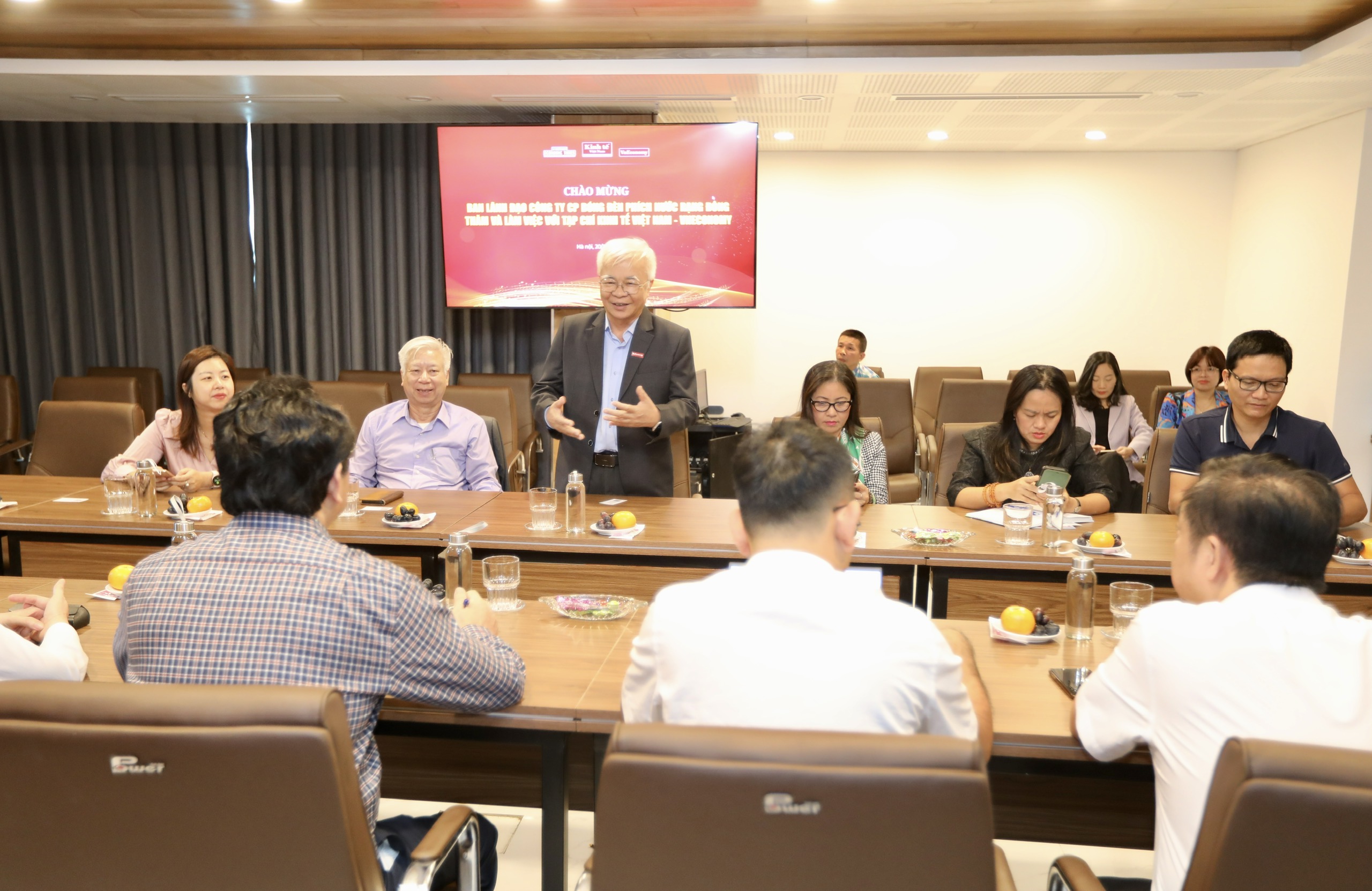 TS. Chử Văn Lâm, Tổng biên tập Tạp chí Kinh tế Việt Nam phát biểu tại buổi gặp mặt. Ảnh: Việt Dũng.