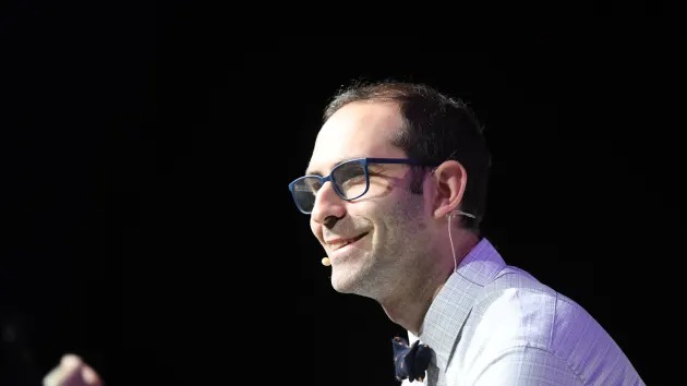 &ldquo;Sau khi hỏi &yacute; kiến gia đ&igrave;nh v&agrave; suy nghĩ trong v&agrave;i giờ, t&ocirc;i đ&atilde; chấp nhận l&agrave;m CEO tạm thời của OpenAI