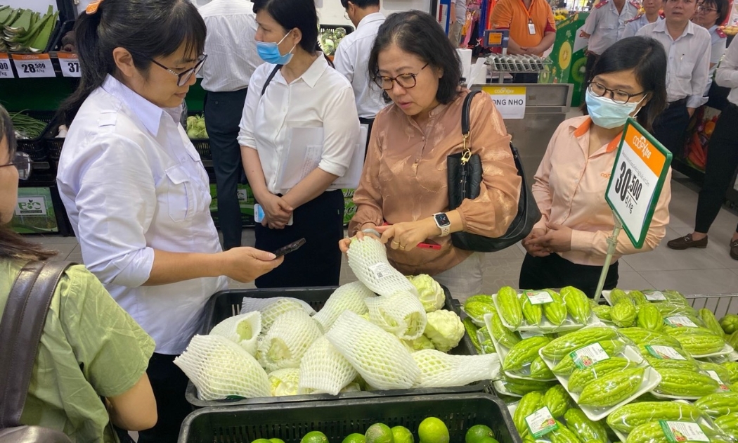 Doanh nghiệp đang tích cực triển khai nhiều chương trình khuyến mãi nhằm kích cầu mua sắm tiêu dùng dịp Tết 2024. Ảnh minh hoạ.