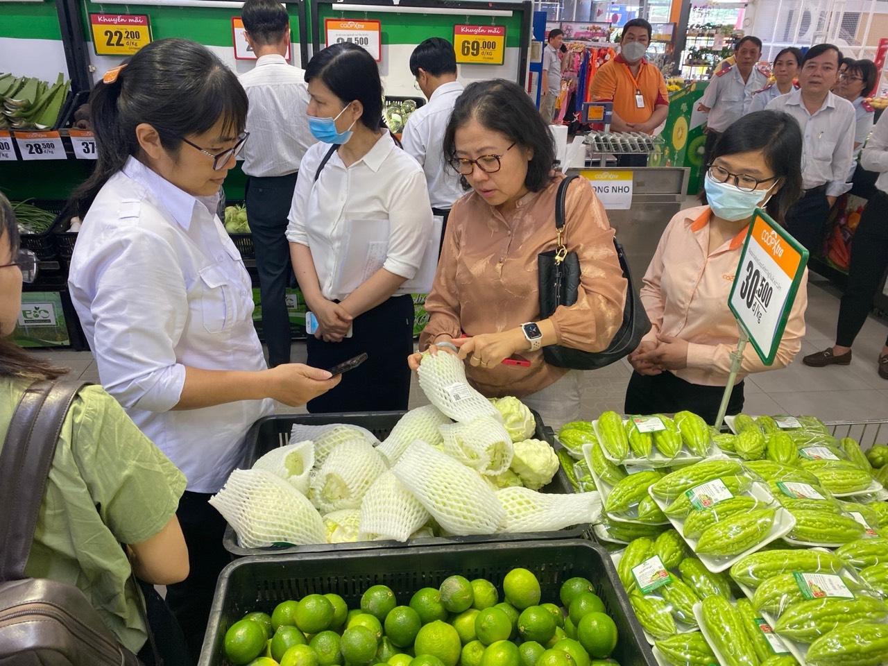 Doanh nghiệp đang tích cực triển khai nhiều chương trình khuyến mãi nhằm kích cầu mua sắm tiêu dùng dịp Tết 2024. Ảnh minh hoạ.