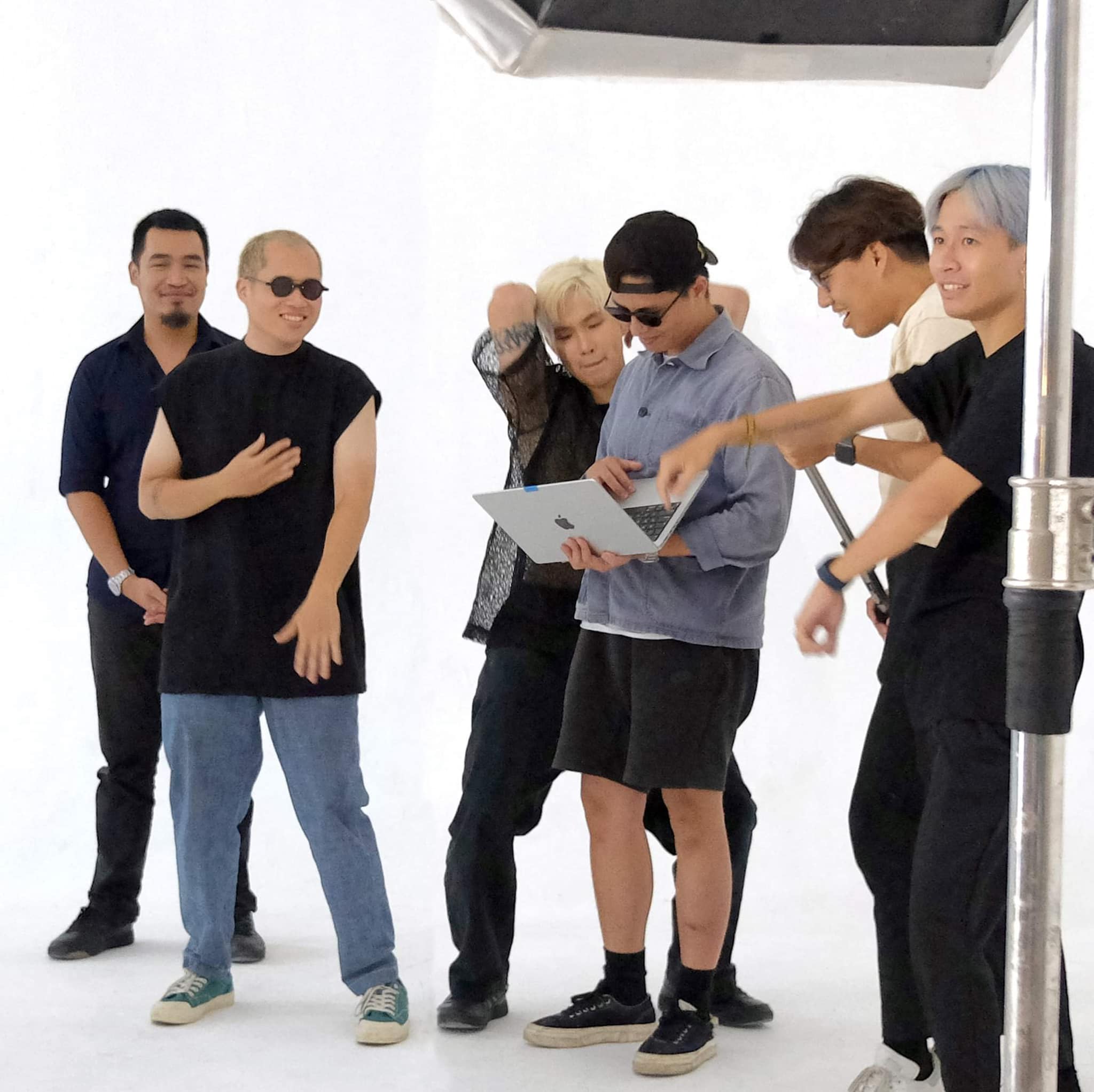 Art Director Duy Đ&agrave;o khi l&agrave;m việc c&ugrave;ng ban nhạc Ngọt.