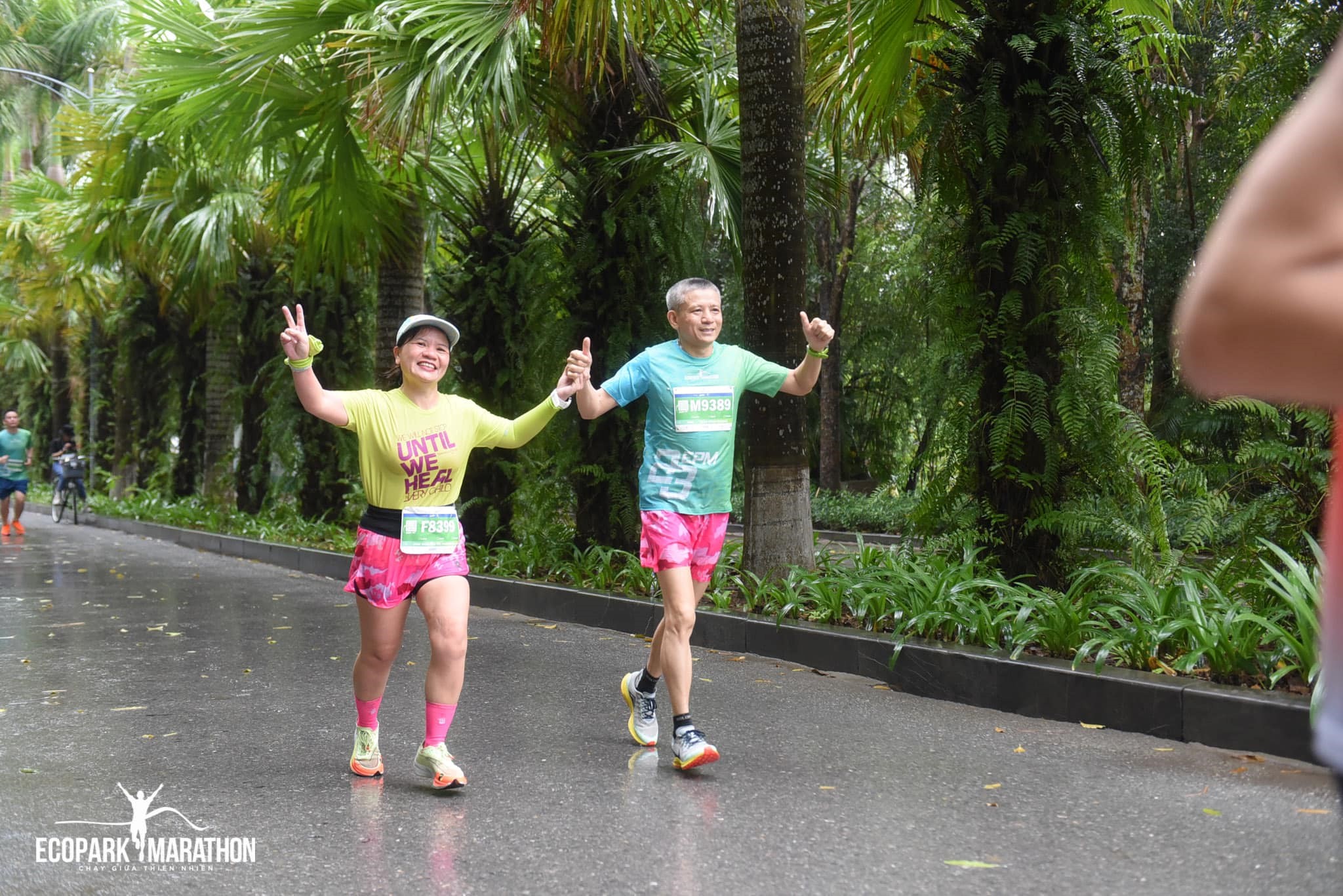Người già tham gia chạy bộ tại Ecopark.