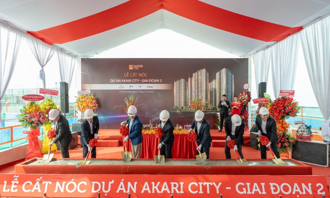 Các đại biểu thực hiện nghi thức cất nóc Akari City giai đoạn 2.