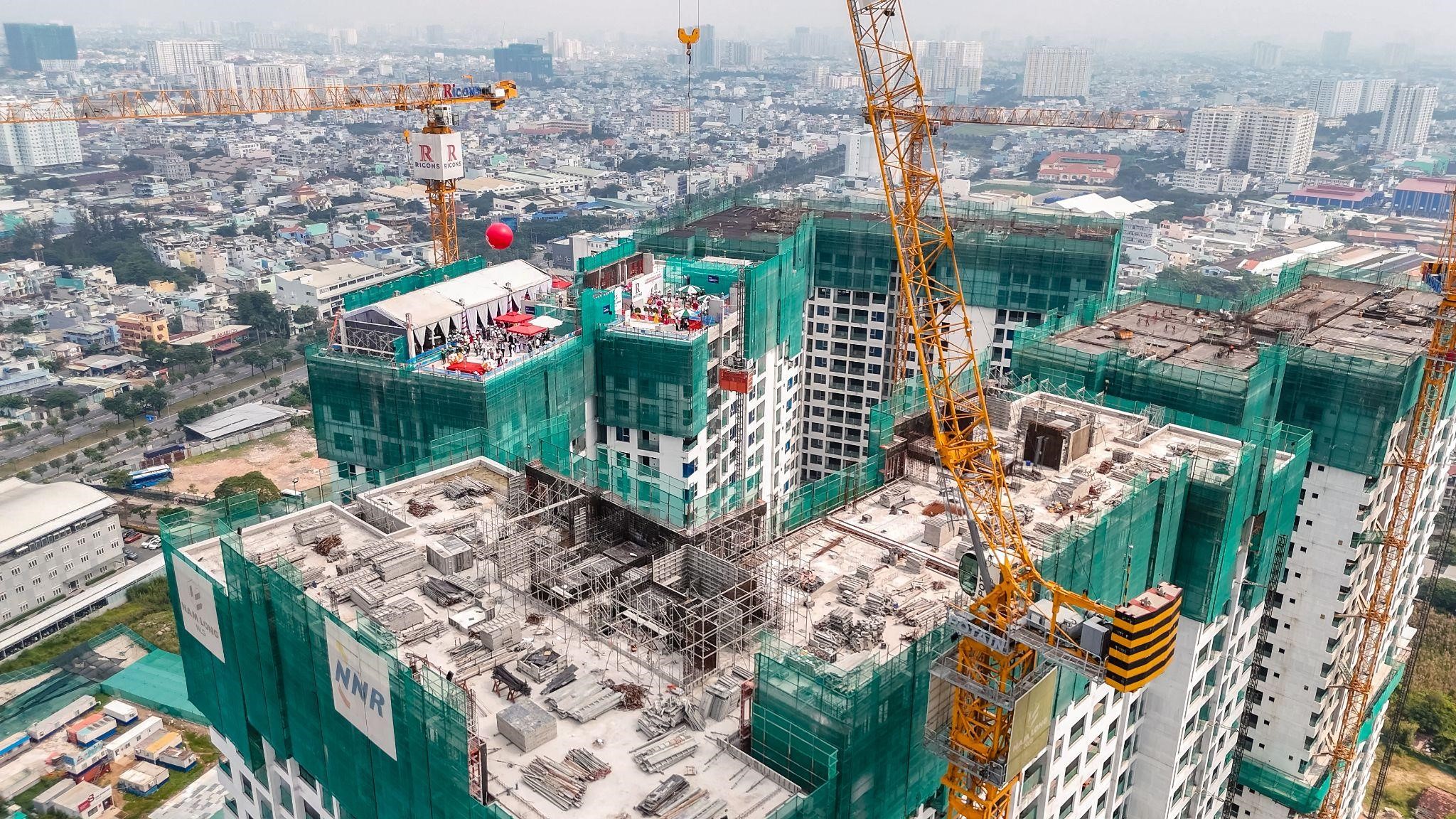 Akari City giai đoạn 2 cất n&oacute;c sau hơn 4 triệu giờ lao động an to&agrave;n.