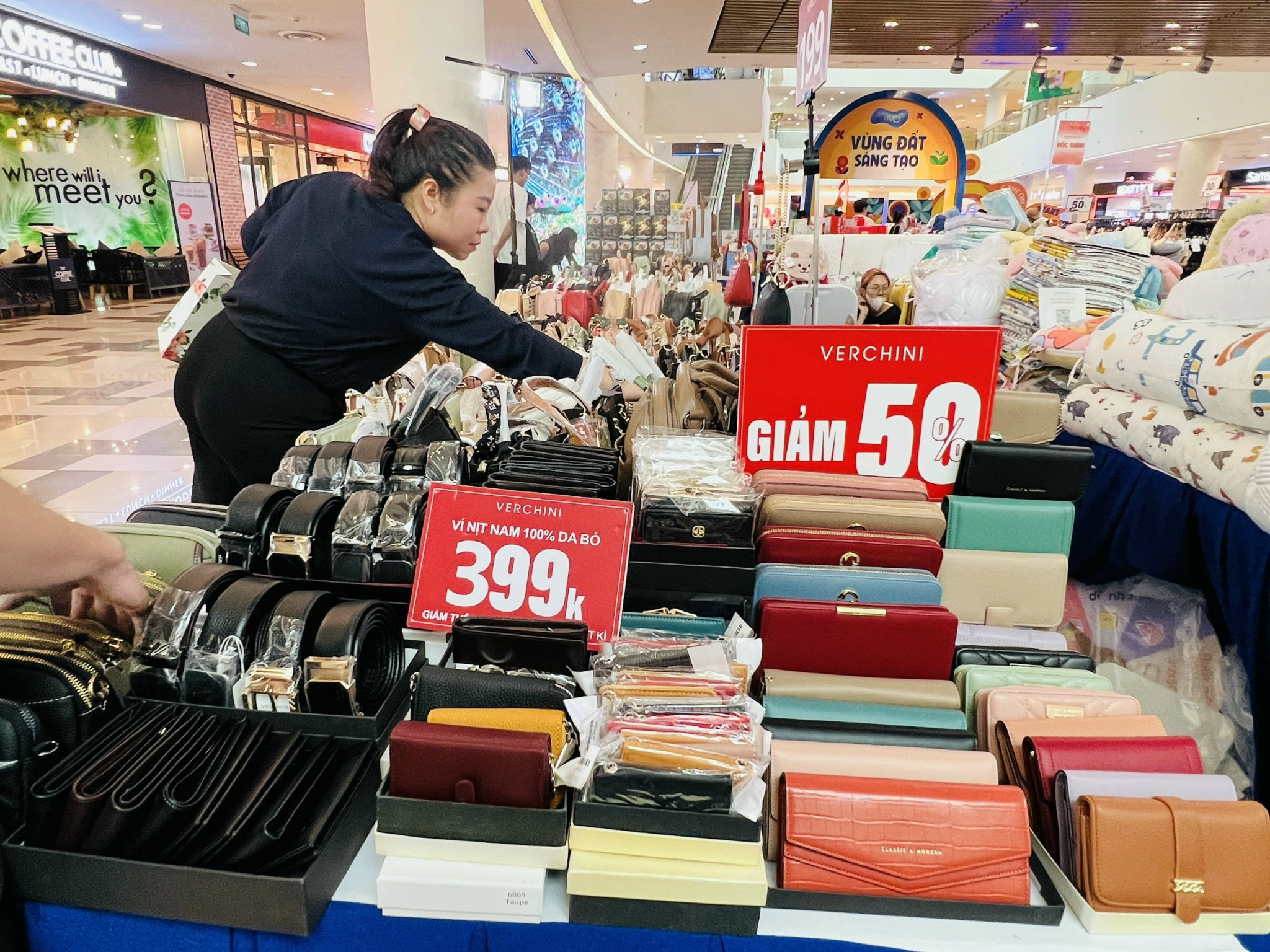 Những tấm bảng giảm giá được đặt khắp nơi nhằm tăng thêm độ chú ý và thu hút khách hàng. 