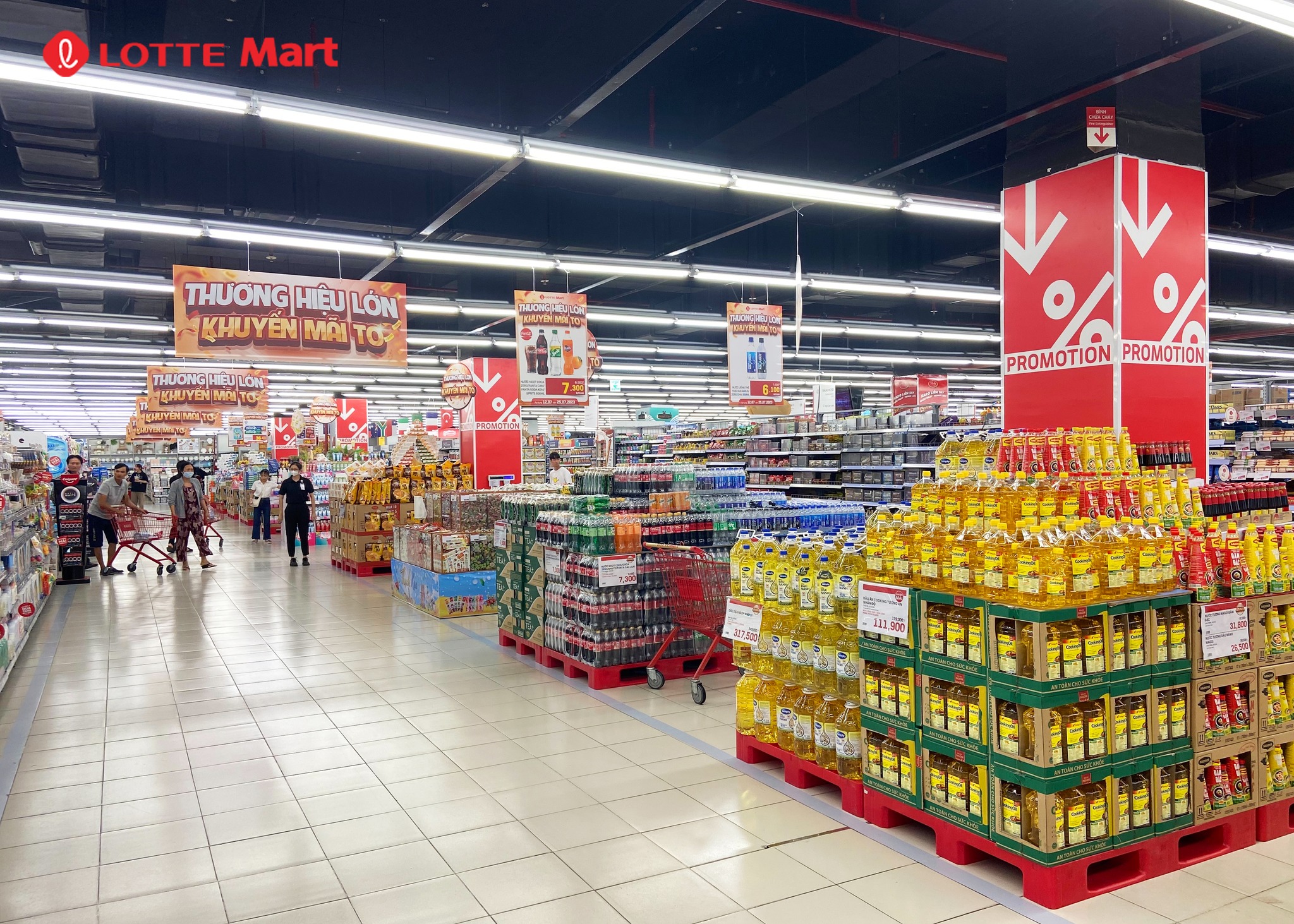 Trong khi đ&oacute;, tại c&aacute;c hệ thống si&ecirc;u thị,&nbsp;c&aacute;c mặt h&agrave;ng thiết yếu, h&agrave;ng ti&ecirc;u d&ugrave;ng, thực phẩm&hellip; thu h&uacute;t được sự quan t&acirc;m của người d&acirc;n.