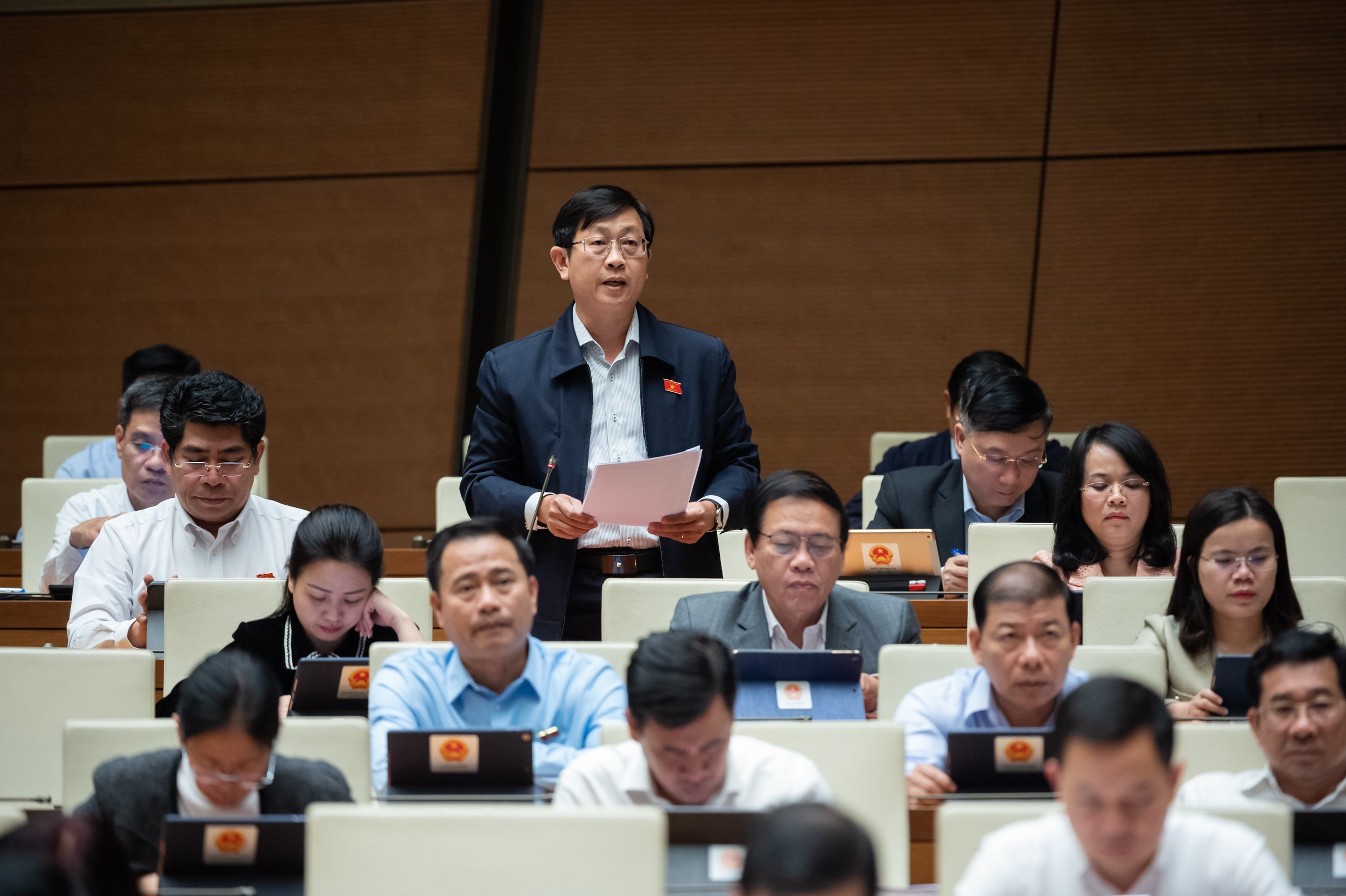 Đại biểu Nguyễn Hữu Th&ocirc;ng, đo&agrave;n B&igrave;nh Thuận, ph&aacute;t biểu thảo luận tại hội trường chiều ng&agrave;y 21/11/2023.