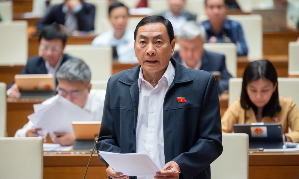 Đại biểu Phạm Văn Hòa, đoàn Đồng Tháp phát biểu tại hội trường ngày 21/11/2023. (Ảnh:quochoi.vn).