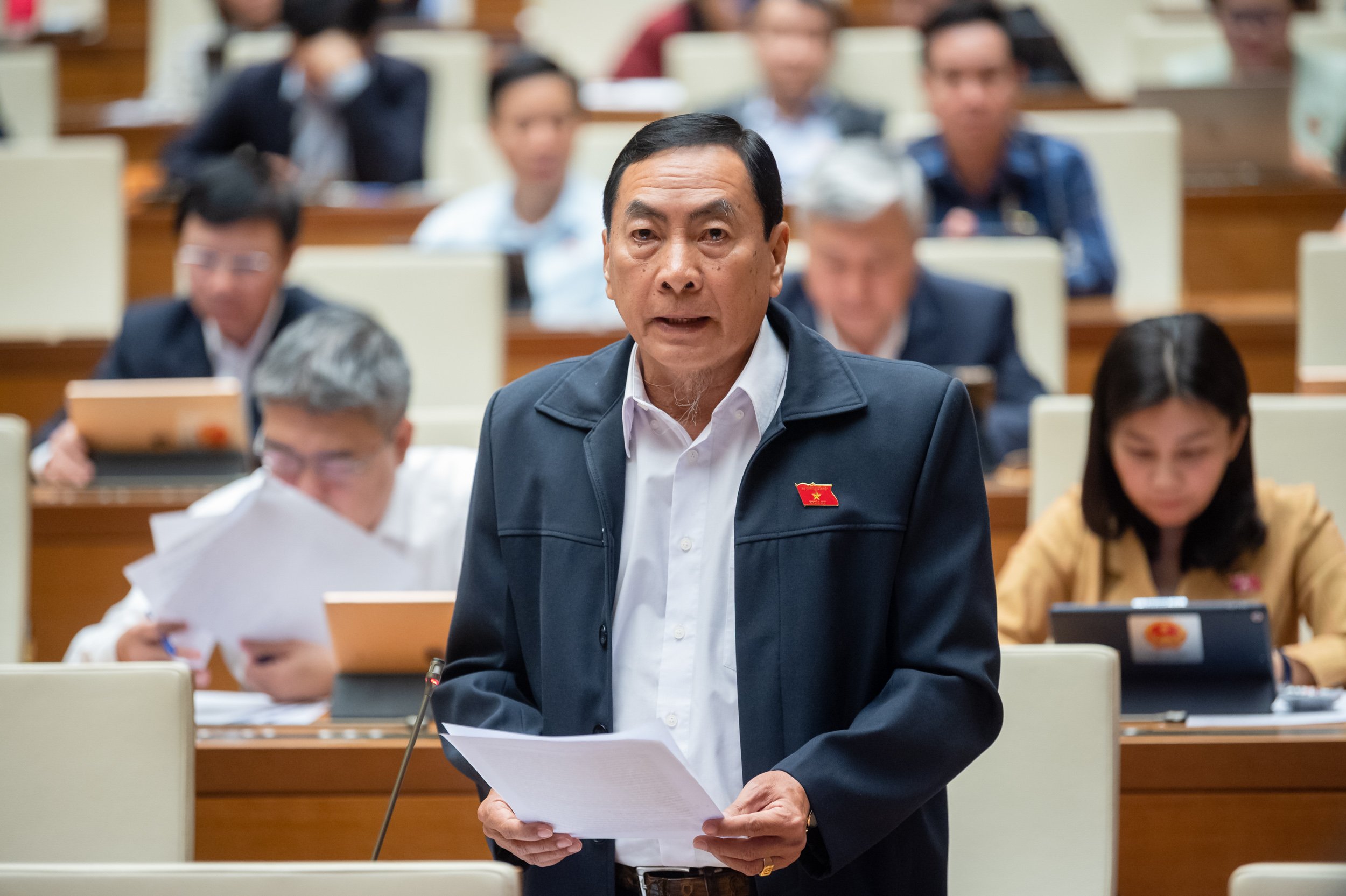 Đại biểu Phạm Văn Hòa, đoàn Đồng Tháp phát biểu tại hội trường ngày 21/11/2023. (Ảnh:quochoi.vn).