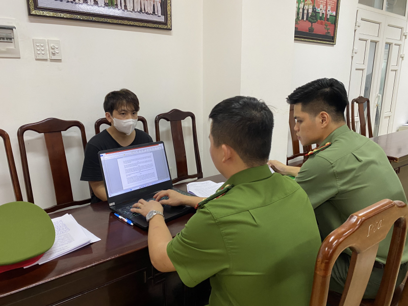 Đối tượng Nguyễn Nhật Trường tại Cơ quan cảnh sát điều tra.