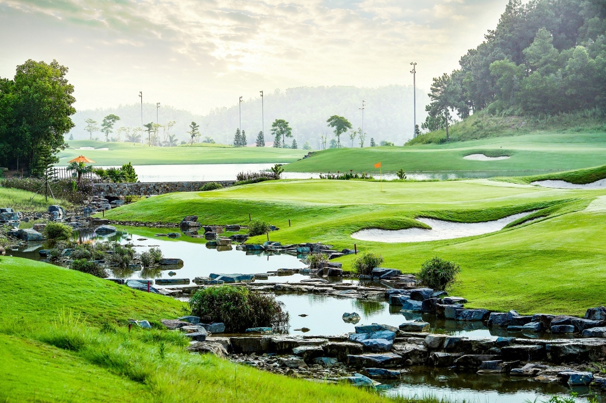 Legend Hill Country Club tạo nguồn cảm hứng với vẻ đẹp kỳ vỹ của v&ugrave;ng đồi n&uacute;i S&oacute;c Sơn, H&agrave; Nội.