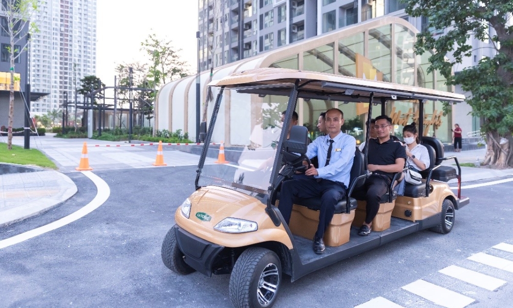 Xe buggy chuyên dụng, phục vụ đưa đón cư dân Masteri West Heights.