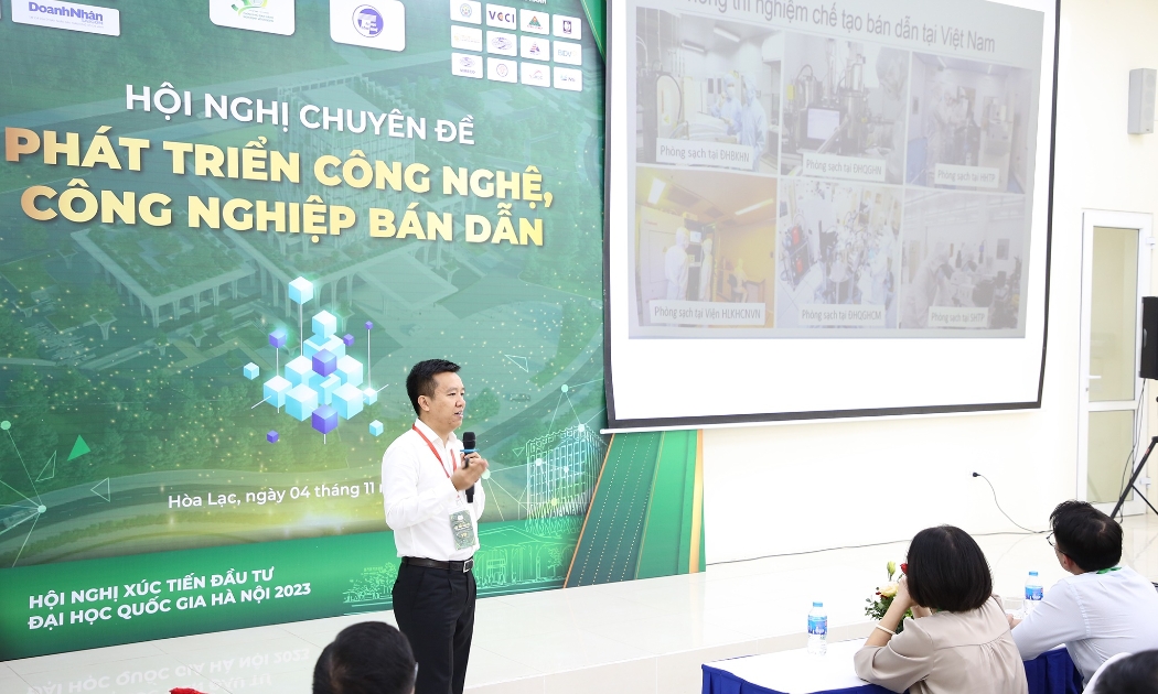 PGS. Nguyễn Trần Thuật trình bày báo cáo tại Hội nghị chuyên đề “Phát triển công nghệ, công nghiệp bán dẫn” do ĐHQG Hà Nội tổ chức, tháng 11/2023. Ảnh: NVCC.