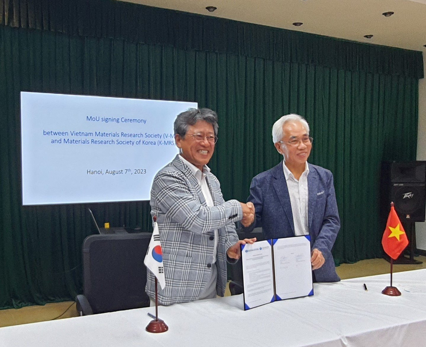 GS. Nguyễn Đức Chiến (phải) tại Lễ ký Biên bản ghi nhớ về hợp tác giữa Hội Khoa học Vật liệu Việt Nam và Hội Khoa học Vật liệu Hàn Quốc. Ảnh: V-MRS.