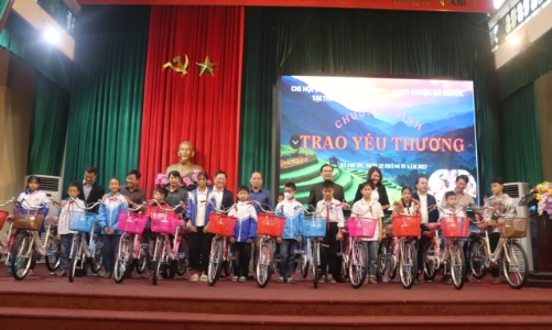 Báo chí Trung ương tại Thanh Hóa đồng hành cùng học sinh nghèo Bá Thước 